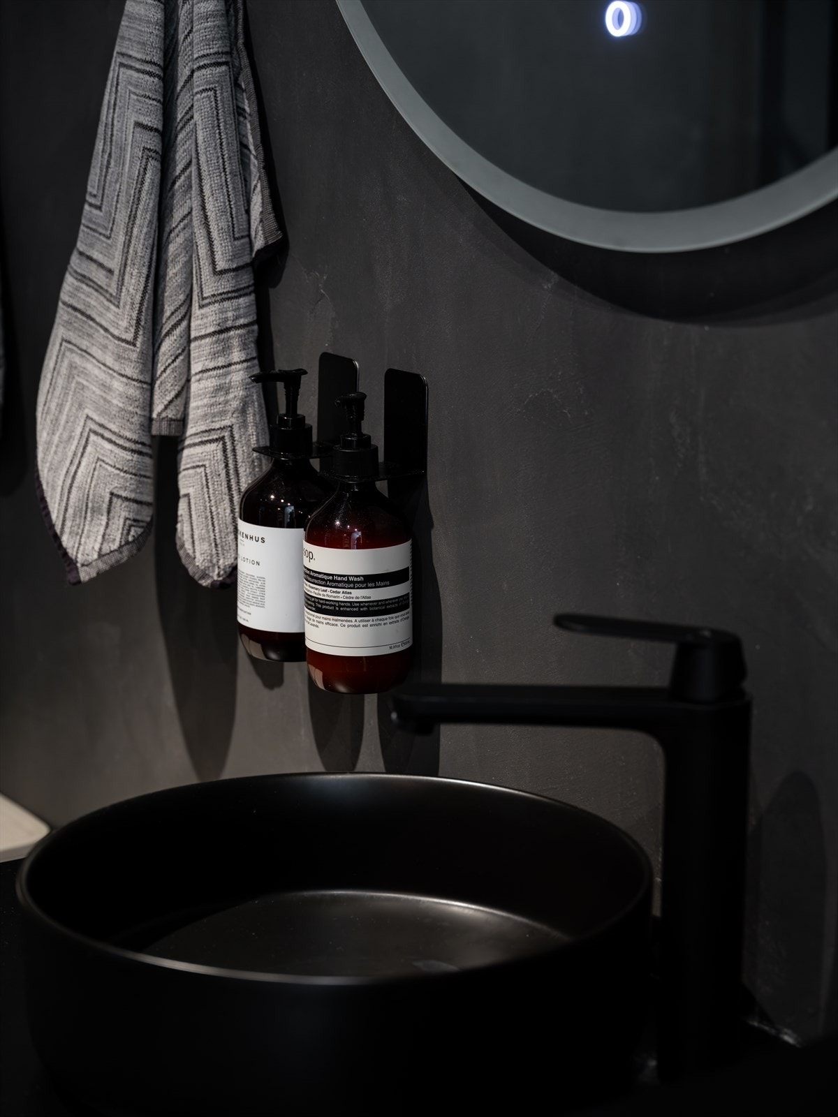 Nyere speil (2023) med integrert lys. Galleribilde