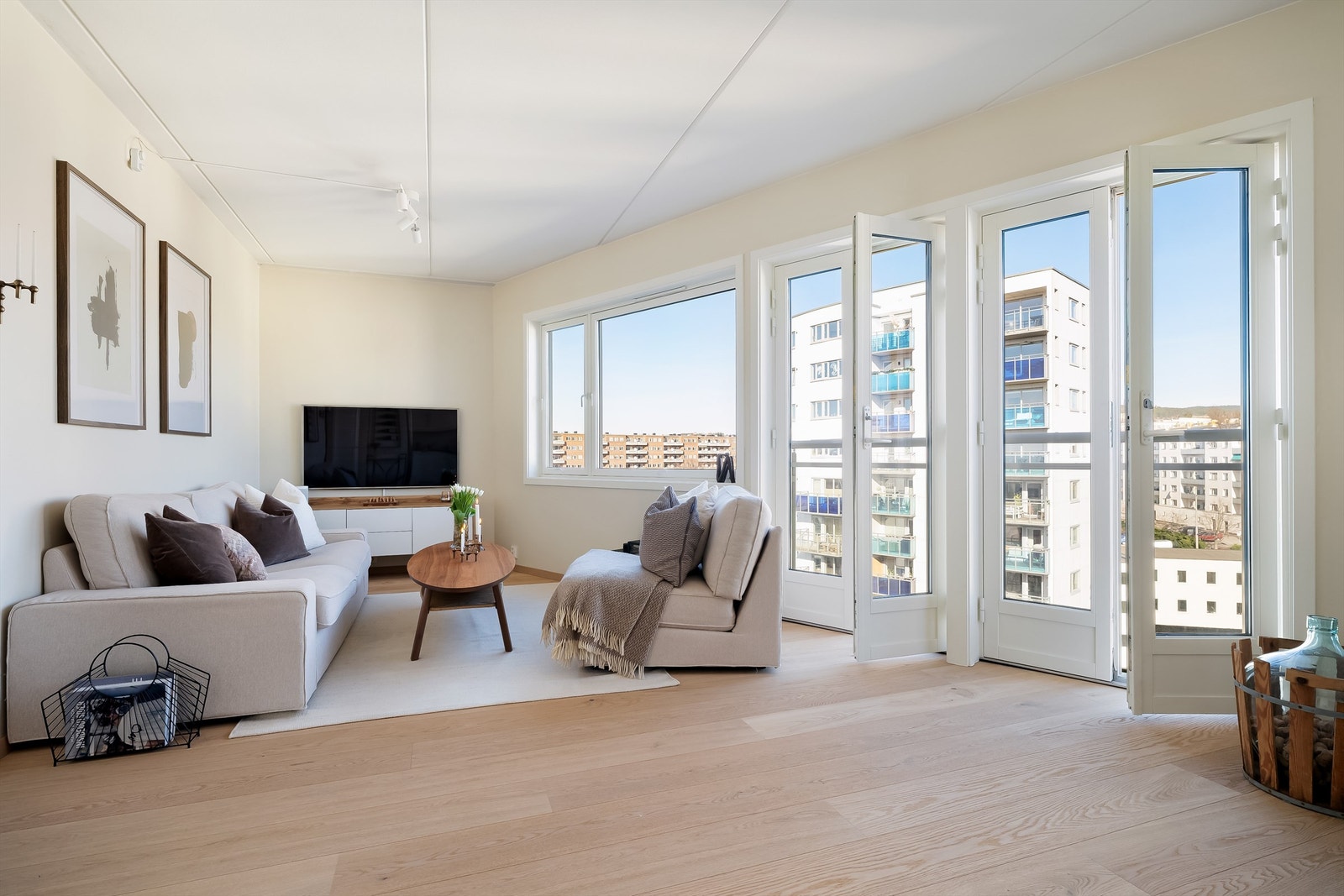 Leiligheten ligger høyt og tilbaketrukket fra bystøy i 7.etg, samtidig som du er en kort spasertur unna Carl Berner. Galleribilde