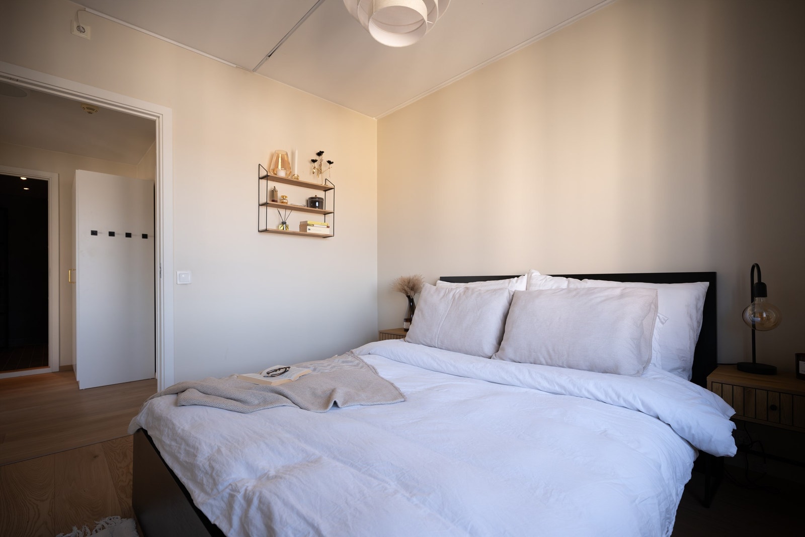 Stor vindusflate uten innsyn beliggende høyt og fritt i 7.etg. Galleribilde