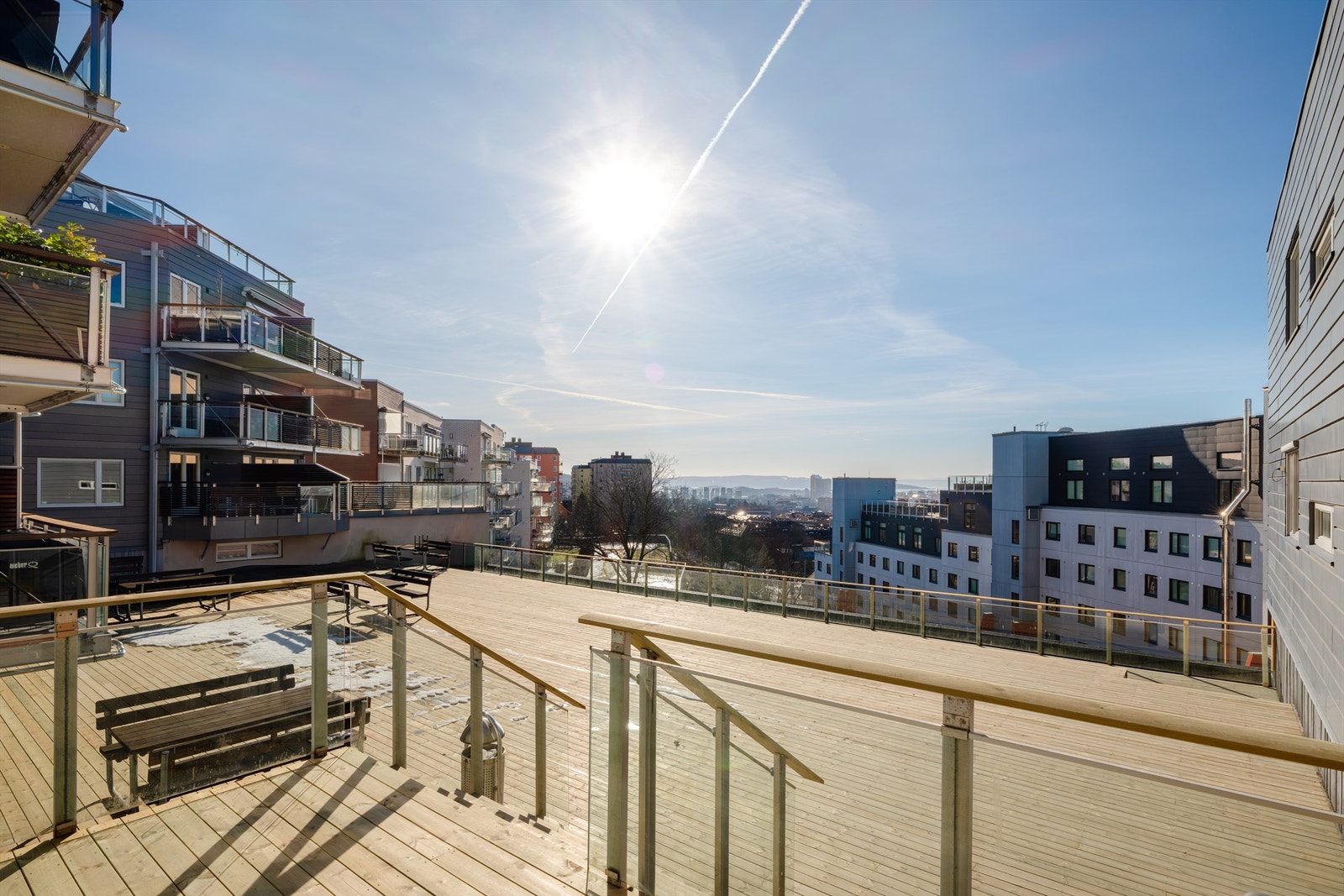 Romslig, felles takterrasse også i 5.etg med nye terrassebord fra 2025. Galleribilde