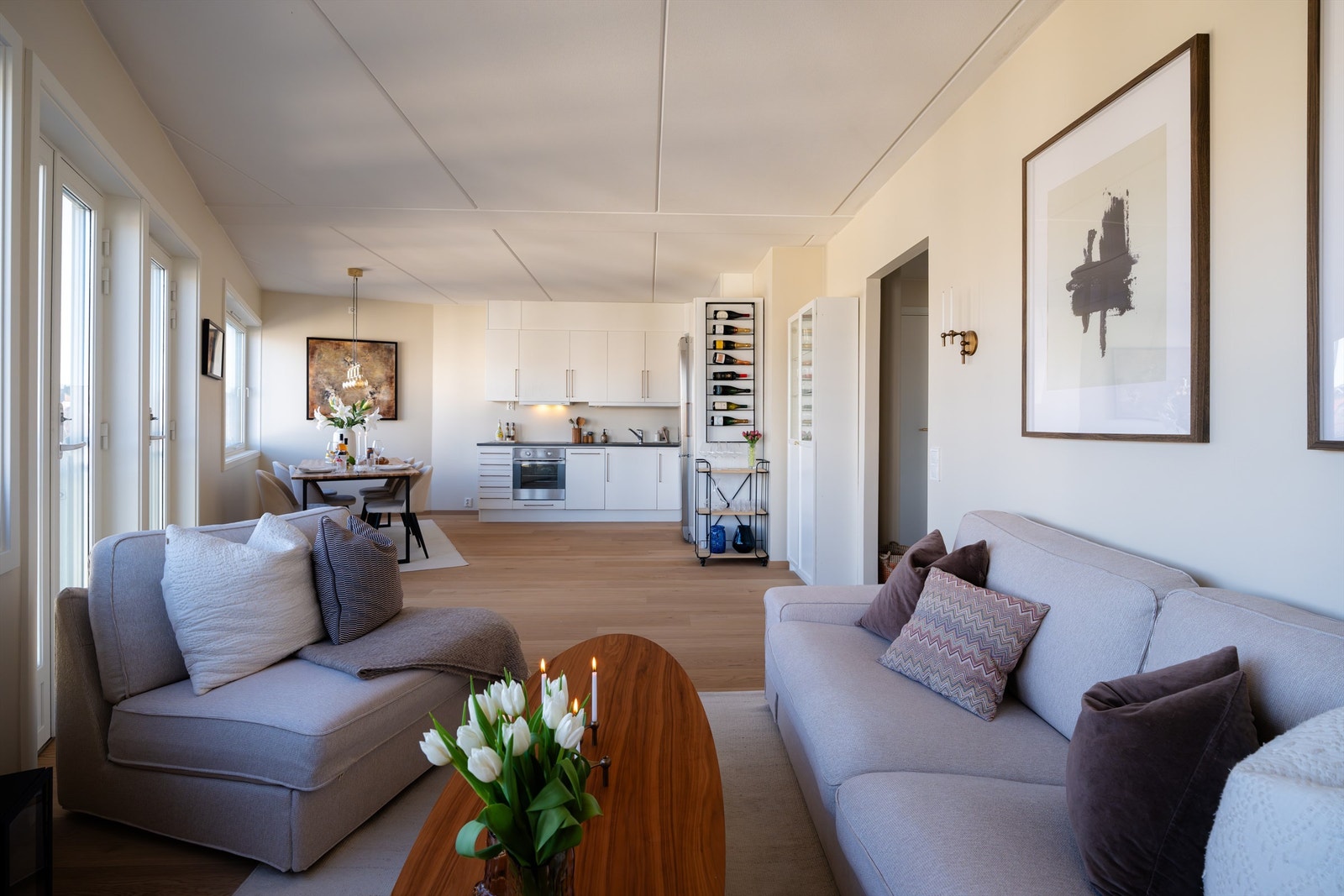 Det originale kjøkkenet fra 2007 ligger i åpen løsning med stuen. Galleribilde