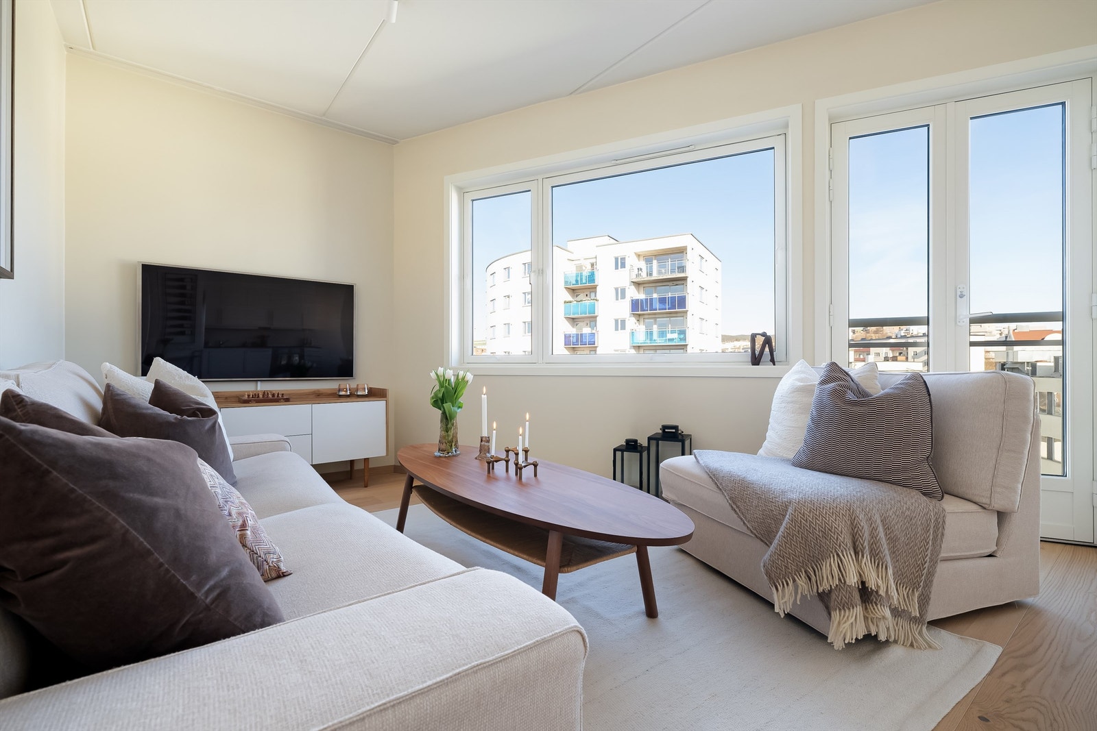 Hele leiligheten ble malt i en lys og delikat beigetone i 2025. Galleribilde