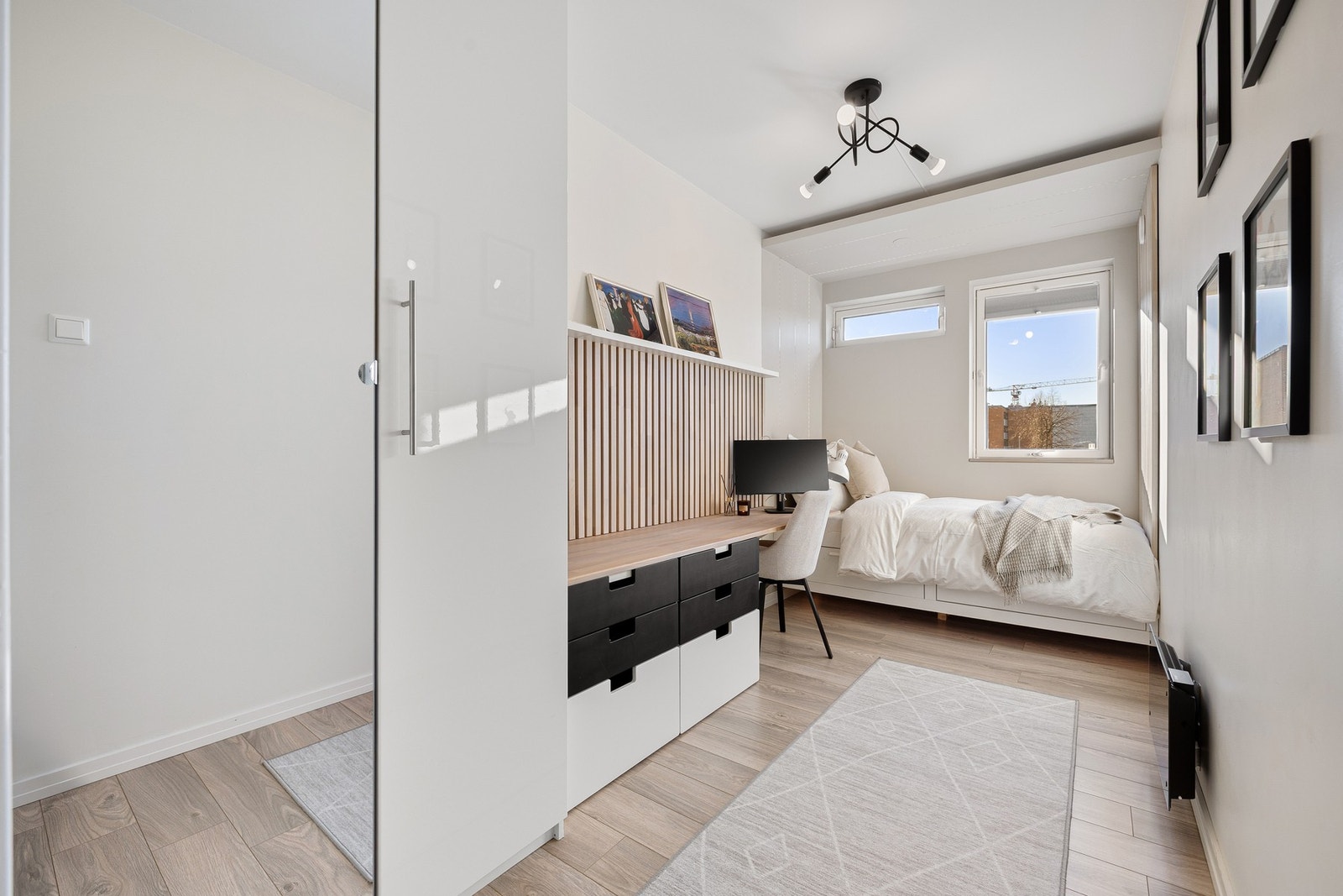 Begge rom har i tillegg stilige lysdetaljer med moderne spilevegger. Galleribilde