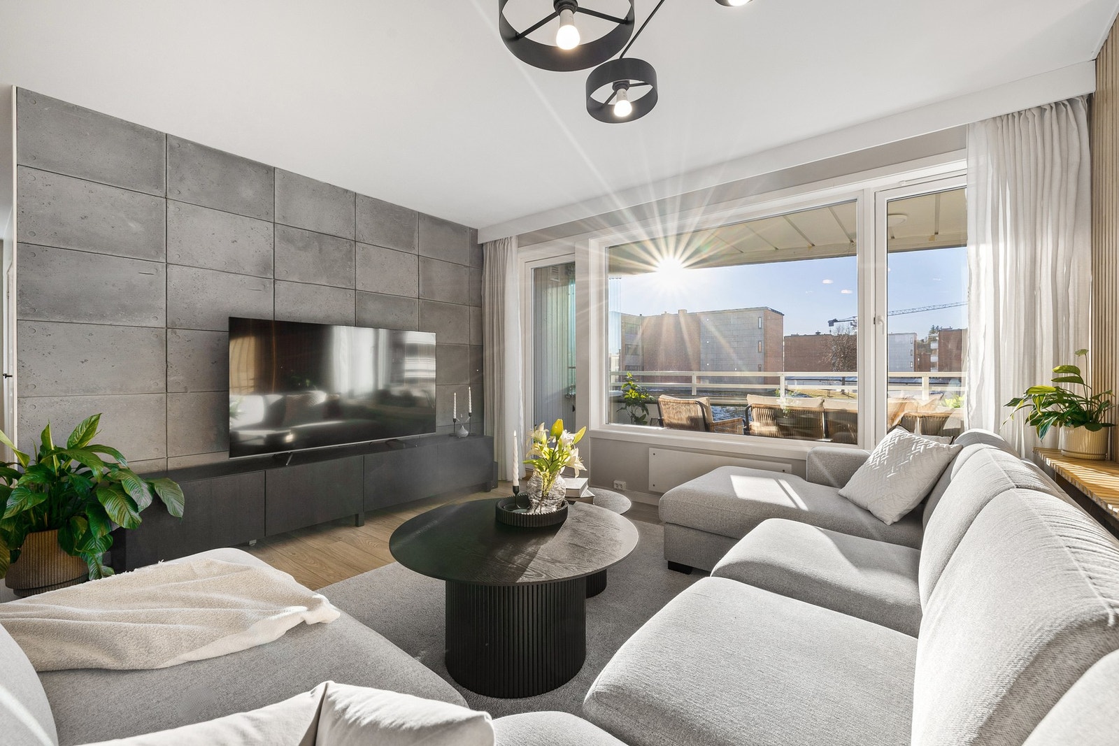 Fra stuen har du direkte utgang til den vestvendte balkongen. Galleribilde