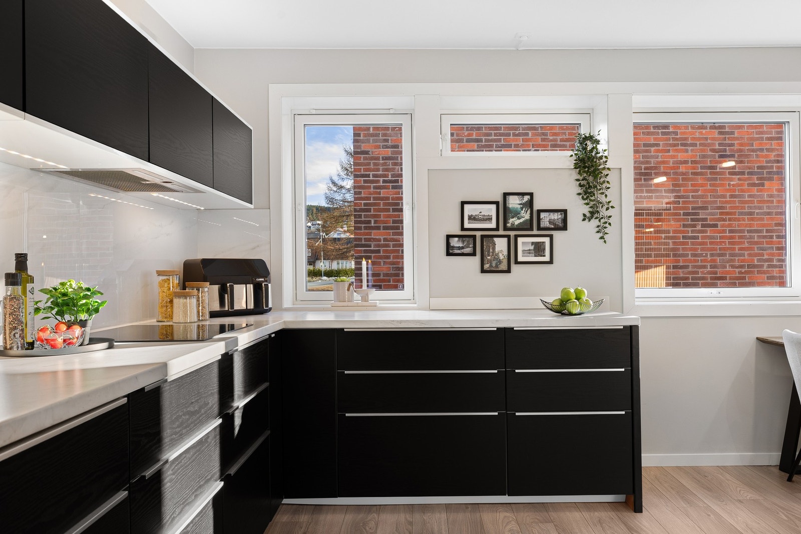 Tidsriktig kjøkken fra 2013. Overskap ble montert i 2023, samt enkelte oppgraderinger i 2025/2026. Galleribilde