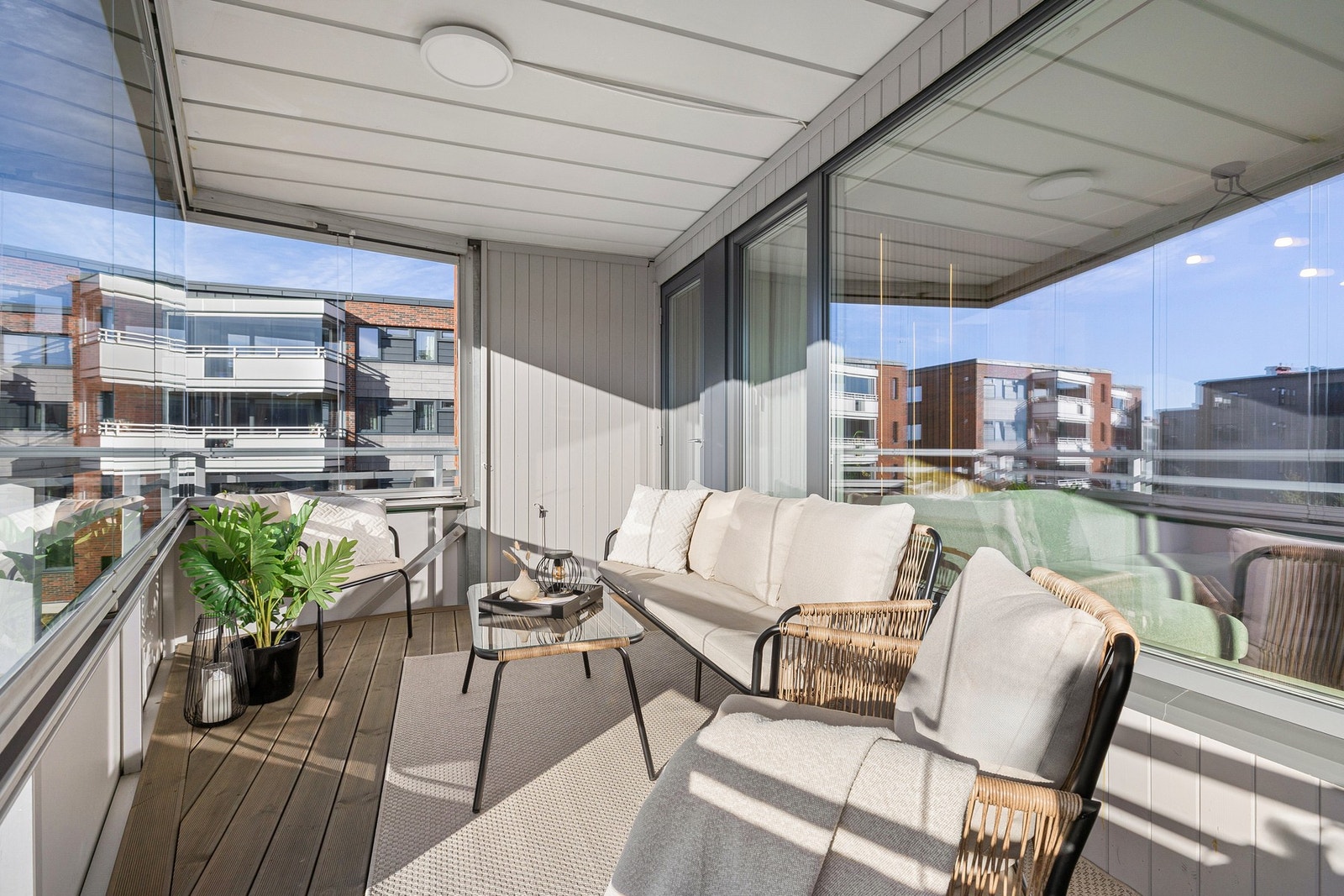 Her ligger man vestvendt til med glimrende solforhold fra ca. kl. 12:00 til 22:00 på sommerstid. Galleribilde