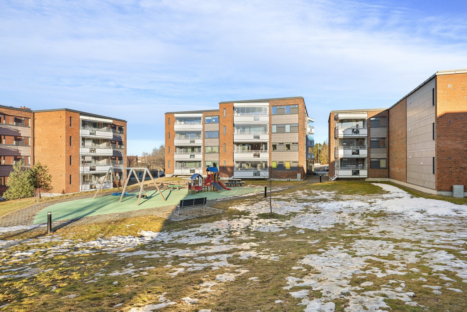 Bygget ble renovert i 2019 med bl.a etterisolering, nye vinduer, drenering m.m. Galleribilde