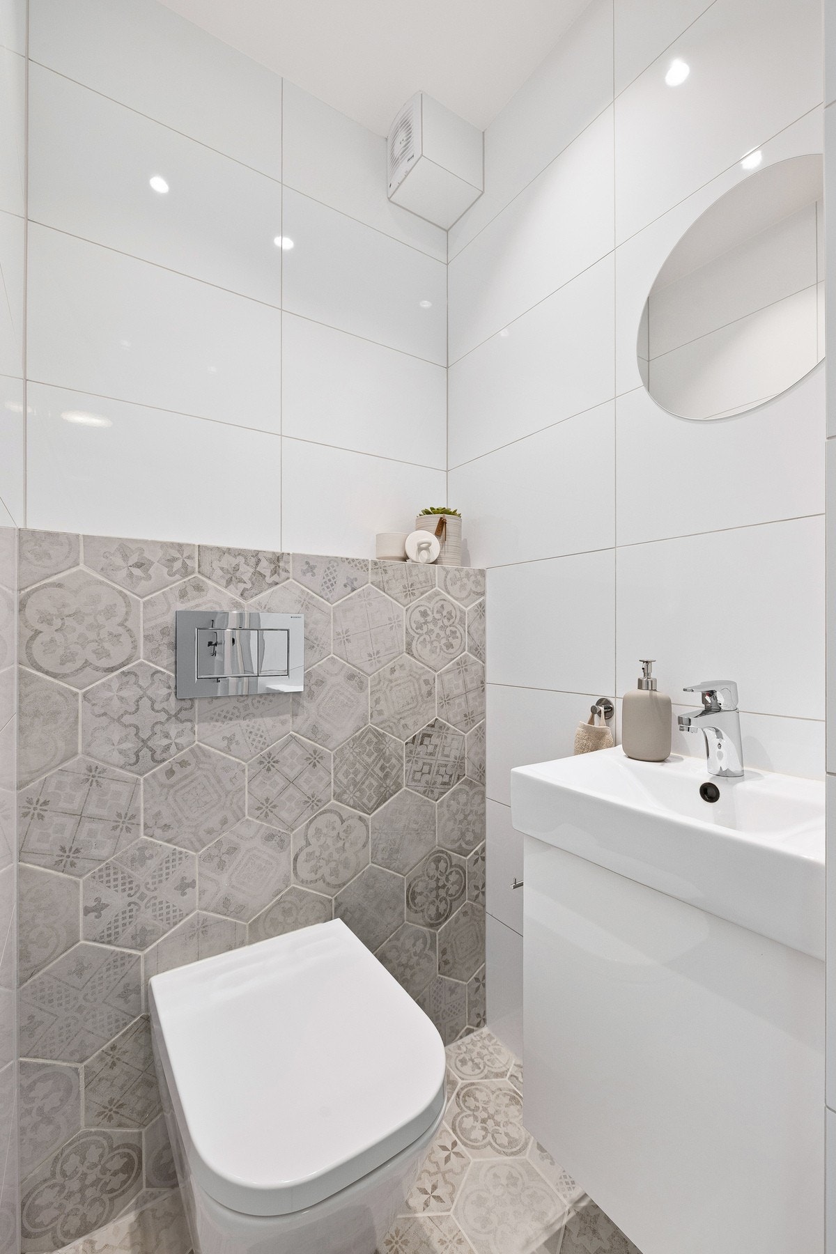 Toalettrommet ble også oppusset i 2018 i samme stil som badet, og har et moderne vegghengt toalett og servant. Galleribilde