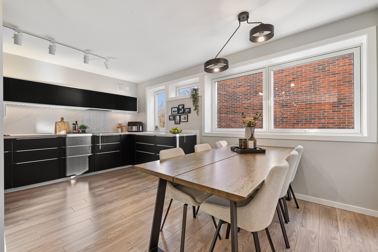 Gjennomgående 1-stavs gulv. I overgangen til kjøkkenet er det god plass til et stort spisebord. Galleribilde