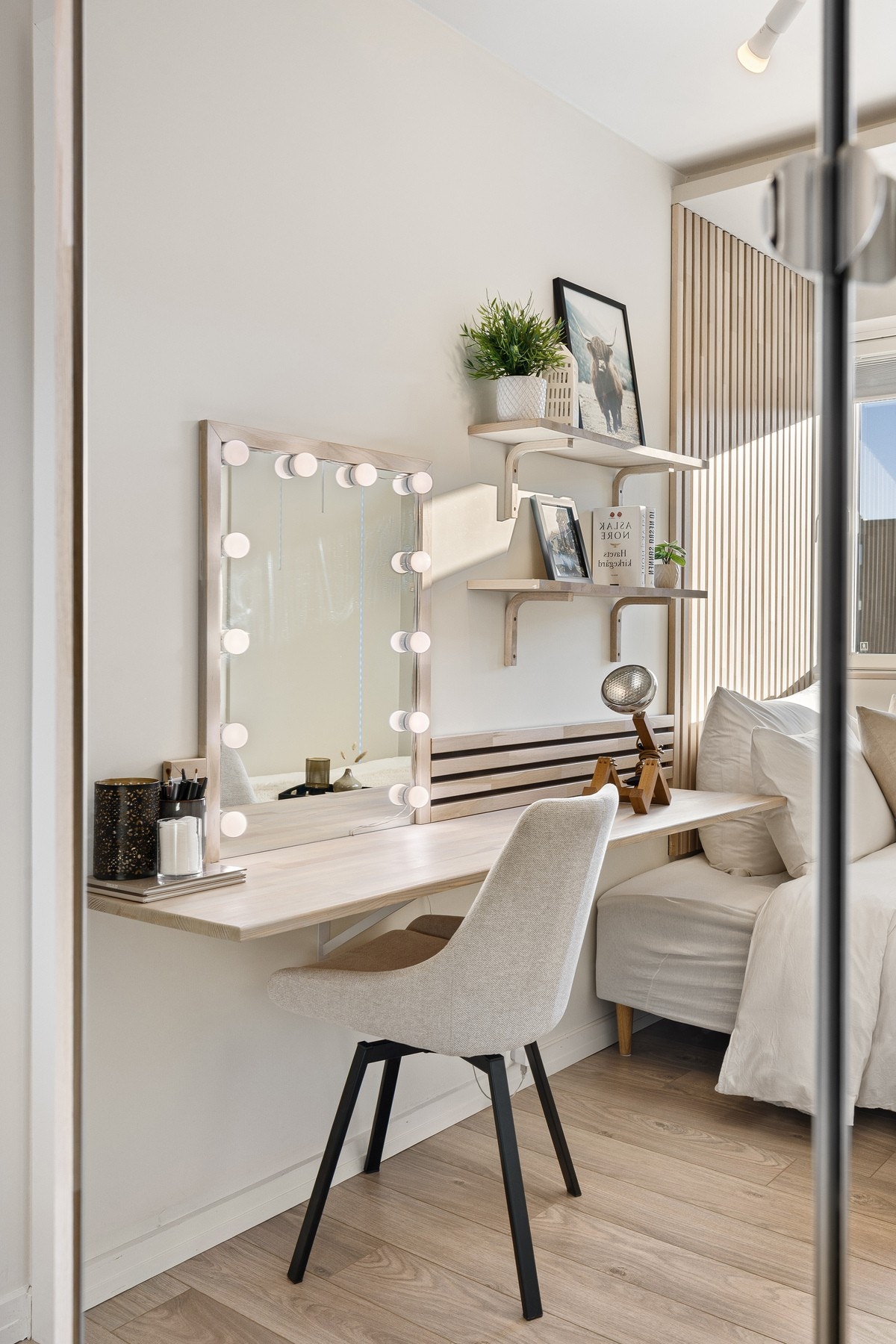 God plass til dobbeltseng, garderobeløsning og skrivebord. Galleribilde