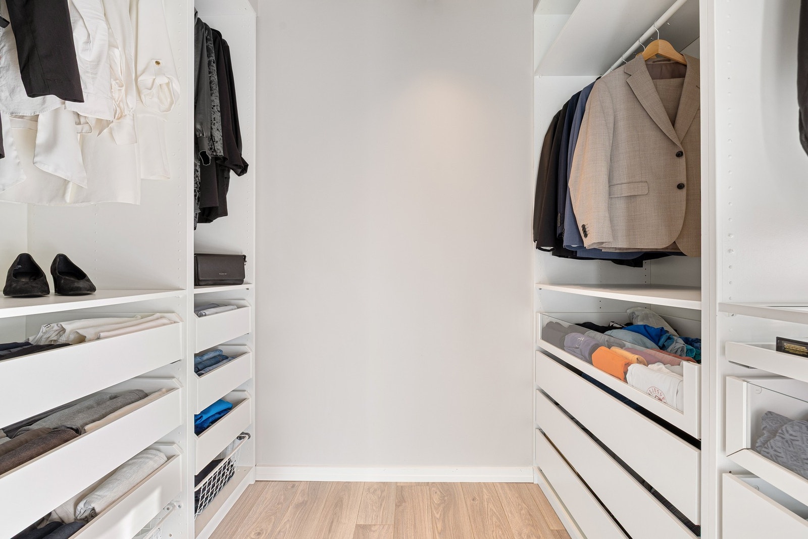 Stilig walk-in closet i tilknytning til hovedsoverommet. Galleribilde