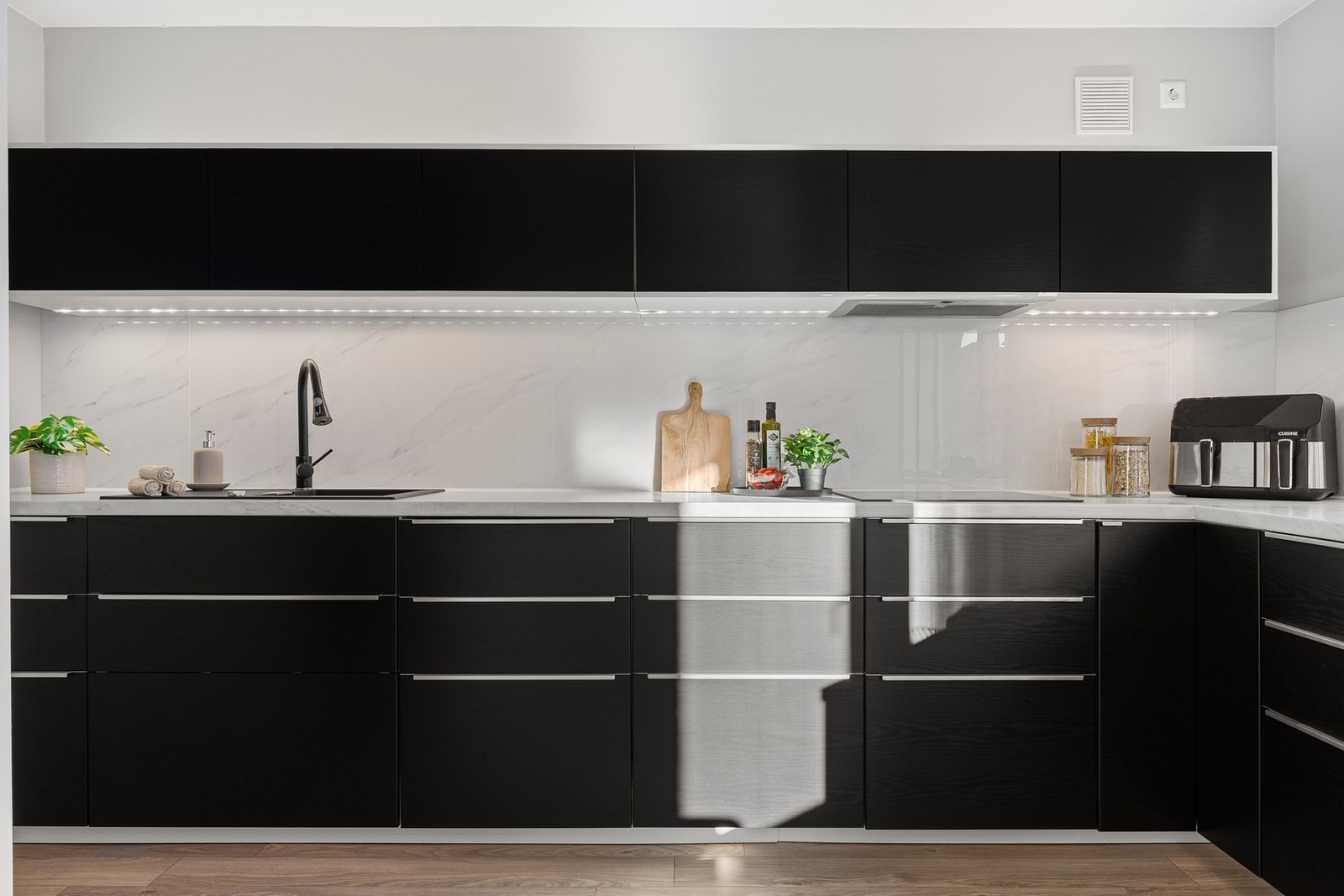 Her får du rikelig med skap- og benkeplass. Galleribilde