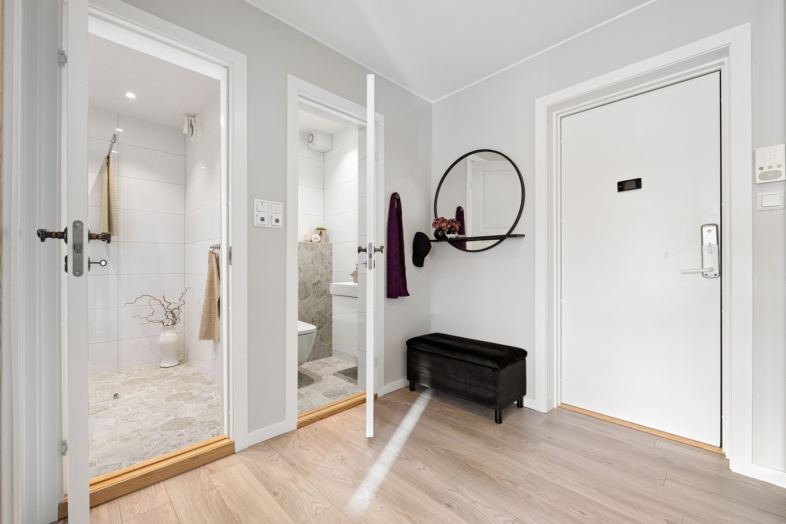 Entré/gang med bad og separat toalettrom. Galleribilde