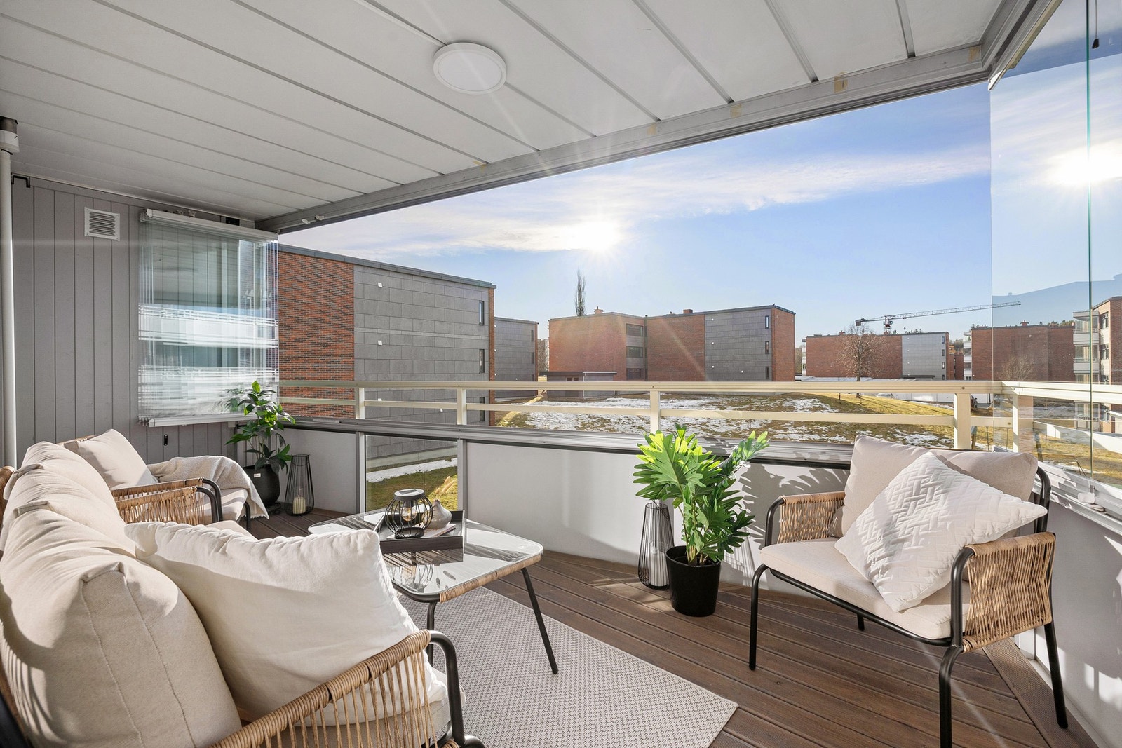 God plass til ønsket utemøblement som sittegrupper og grill e.l. Det er lagt lune terrassebord på balkongen. Galleribilde