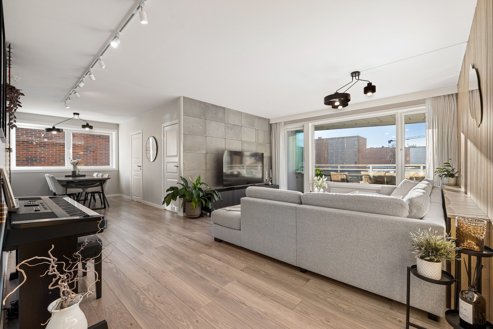 Store vindusflater gir et godt lysinnslipp og bidrar sammen med overflater malt i tidsriktige fargetoner til en lett atmosfære. Galleribilde