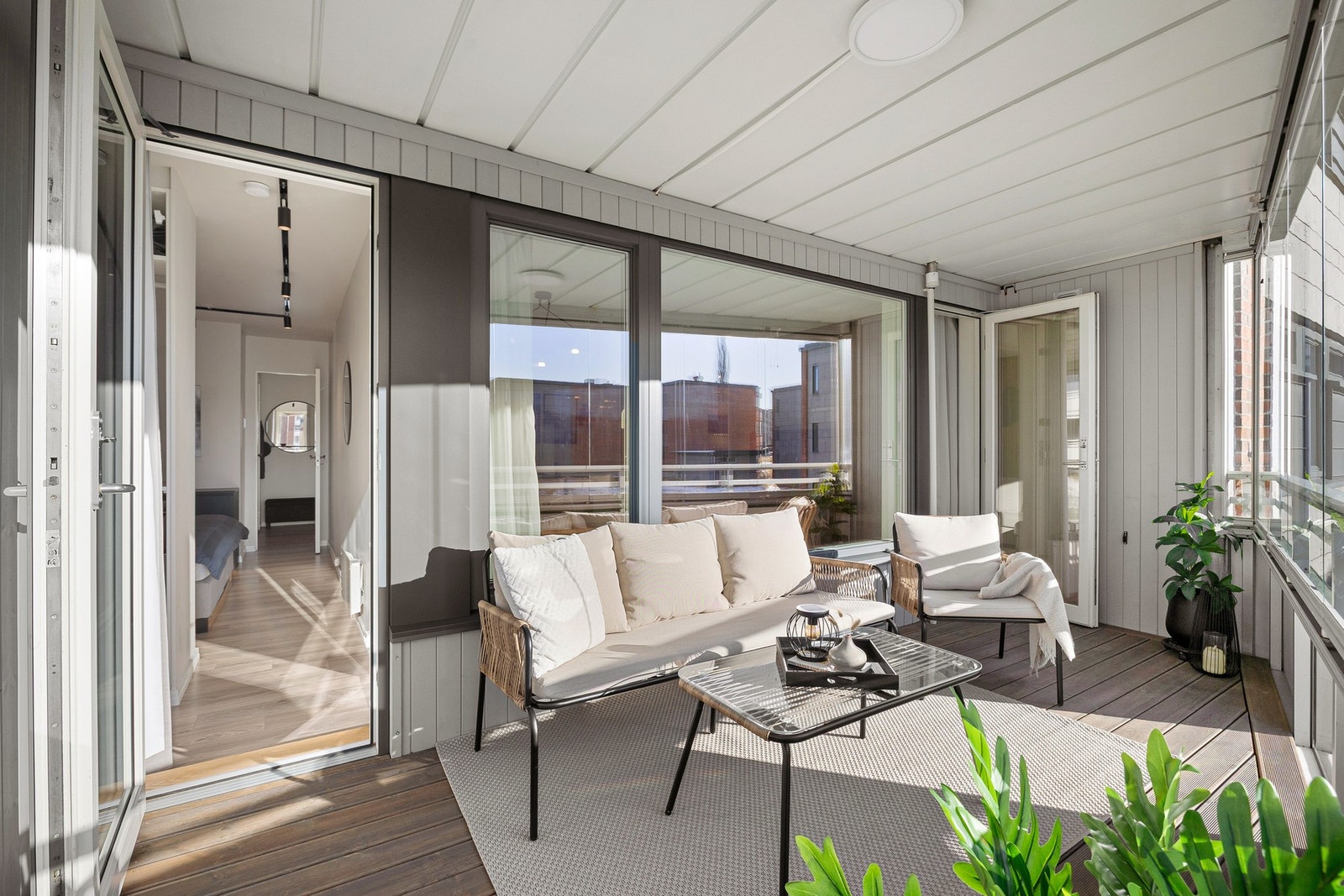 Balkongen vil oppleves som et ekstra oppholdsrom store deler av året, her kan du nyte lange og solrike kvelder. Mange setter også inn varmelamper for å utvide sesongen enda lengre. Galleribilde