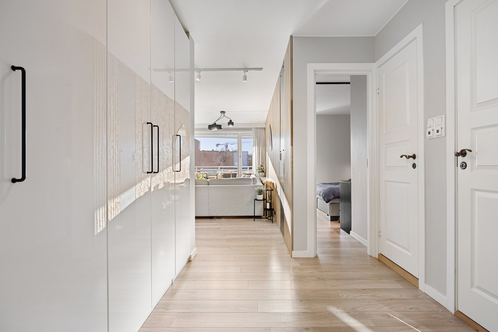 Romslig entré med mye garderobeplass. Sikringsskap med automatsikringer er lokalisert like utenfor ytterdøren. Galleribilde