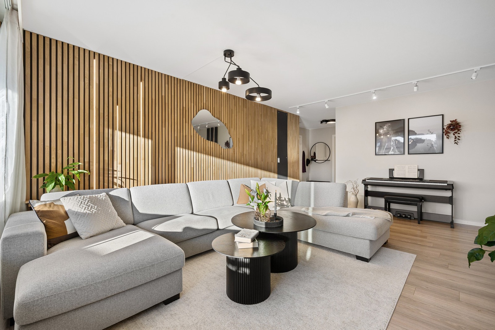 Spilevegger med stilige lysdetaljer er en gjenganger i boligen. Galleribilde