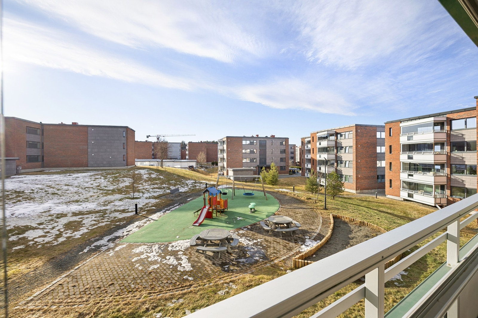 Man nyter en fin utsikt over et stort grøntområde med lekeplass - så her slipper man å se rett inn i ei naboblokk. Galleribilde