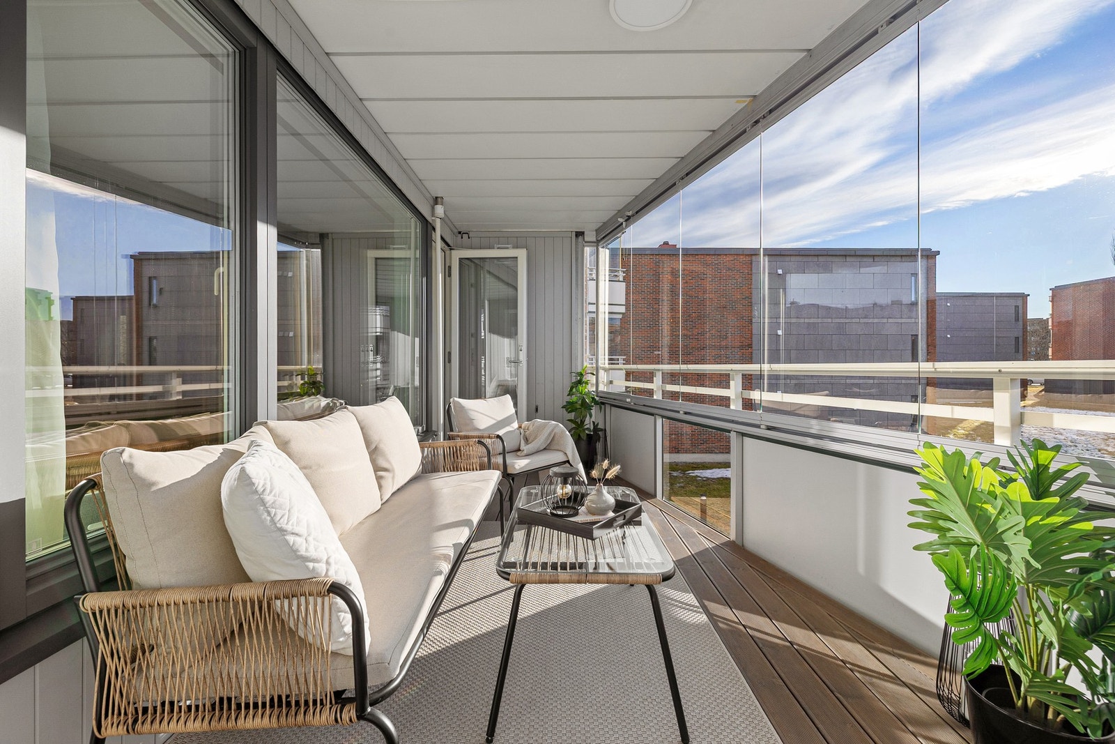 Det er verdt å nevne at balkongen er innglasset og at man kan åpne helt opp ved å skyve glassene til siden når solen steker. Galleribilde