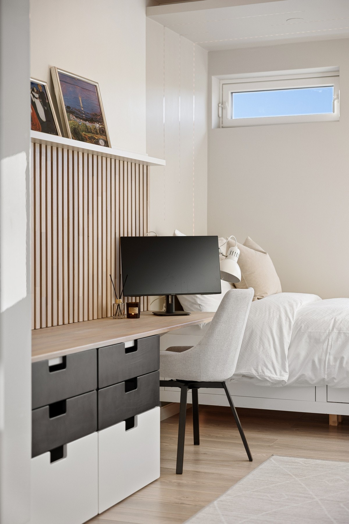 Rommet har god plass til et langt skrivebord med tilhørende skuffer. Galleribilde