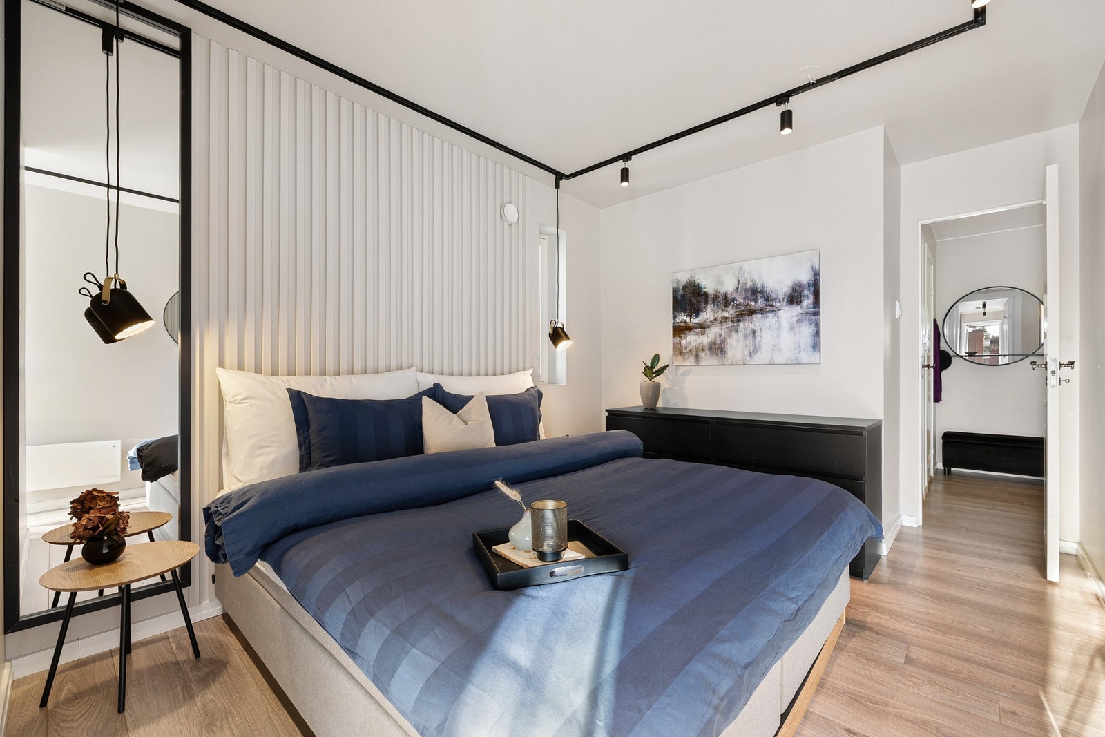 Hovedsoverommet er på hele 16,2 kvm med moderne spotlights i taket. Galleribilde