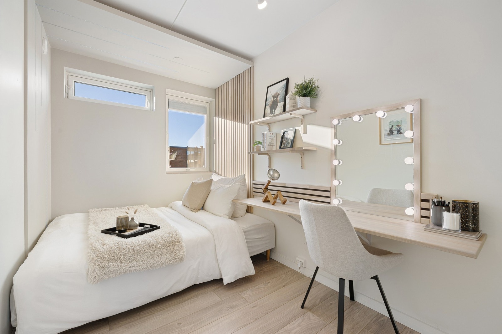 De to øvrige soverommene er begge to på ca. 8 kvm og er malt i tidsriktige fargetoner. Galleribilde