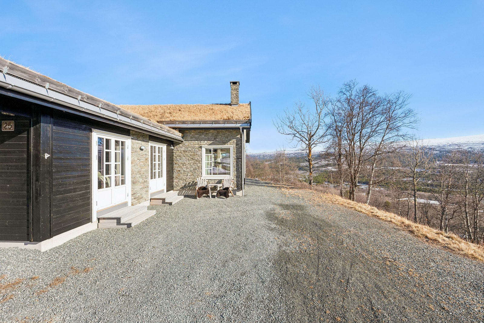 Gårdsplass. Galleribilde