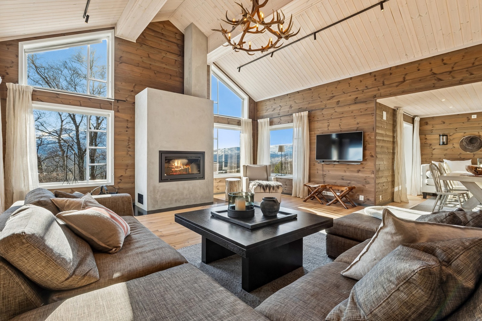 Hytten fremstår innholdsrik og funksjonell med gjennomgående gode kvaliteter i alle ledd. Galleribilde