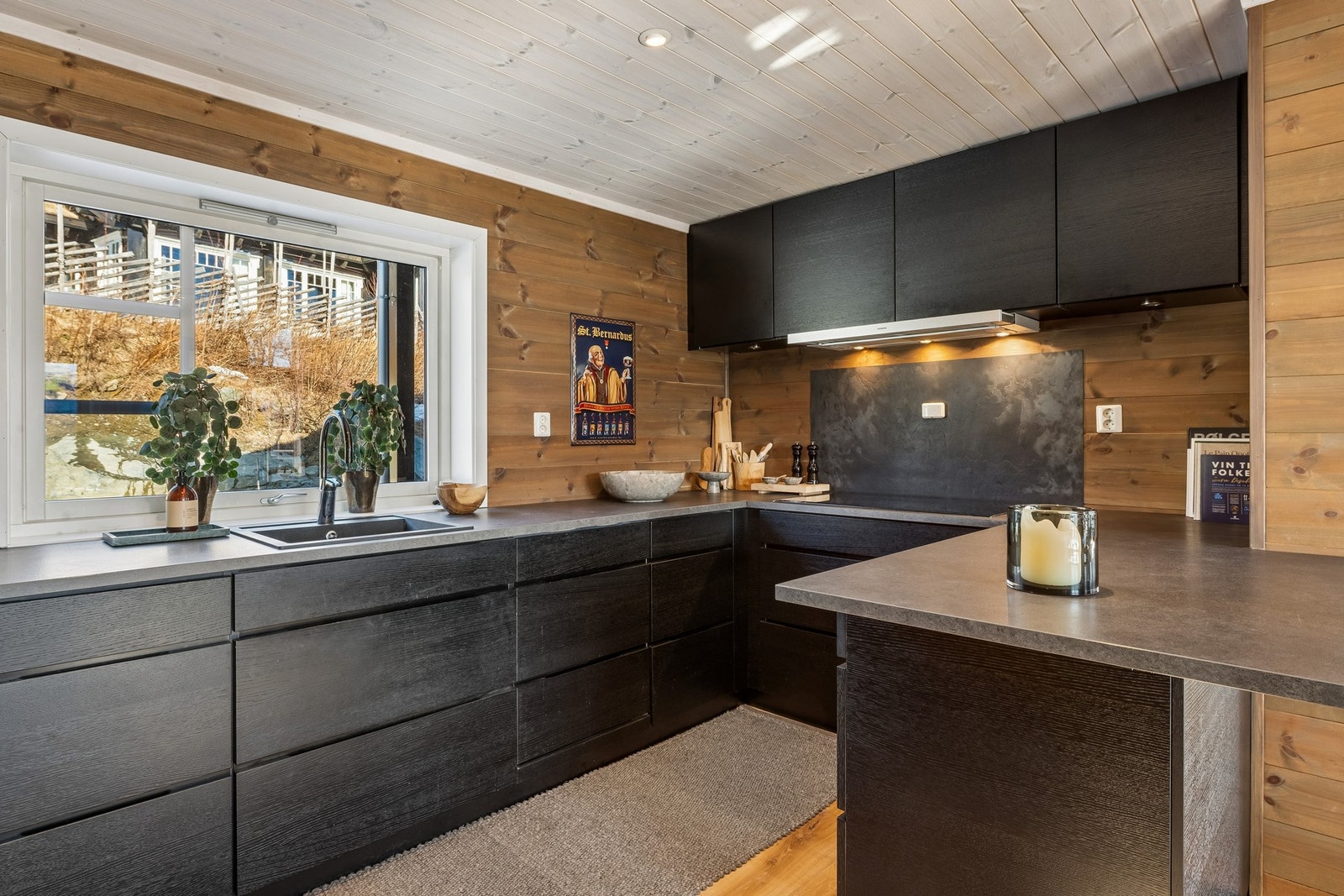 Kjøkkenet er like lekkert som det er funksjonelt. Alle hvitevarer er levert av Siemens. Galleribilde