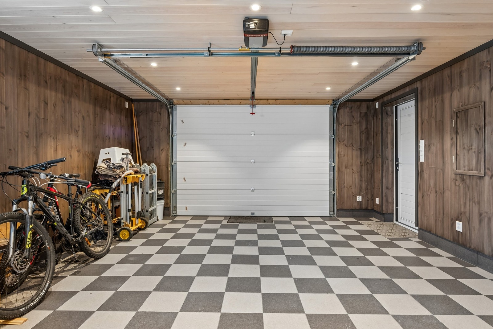 Man har i sum svær godt med lagringsplass med lagringsmulighet på loftet i garasje. I selve hytta har man også 2 loft med god lagringsplass Galleribilde