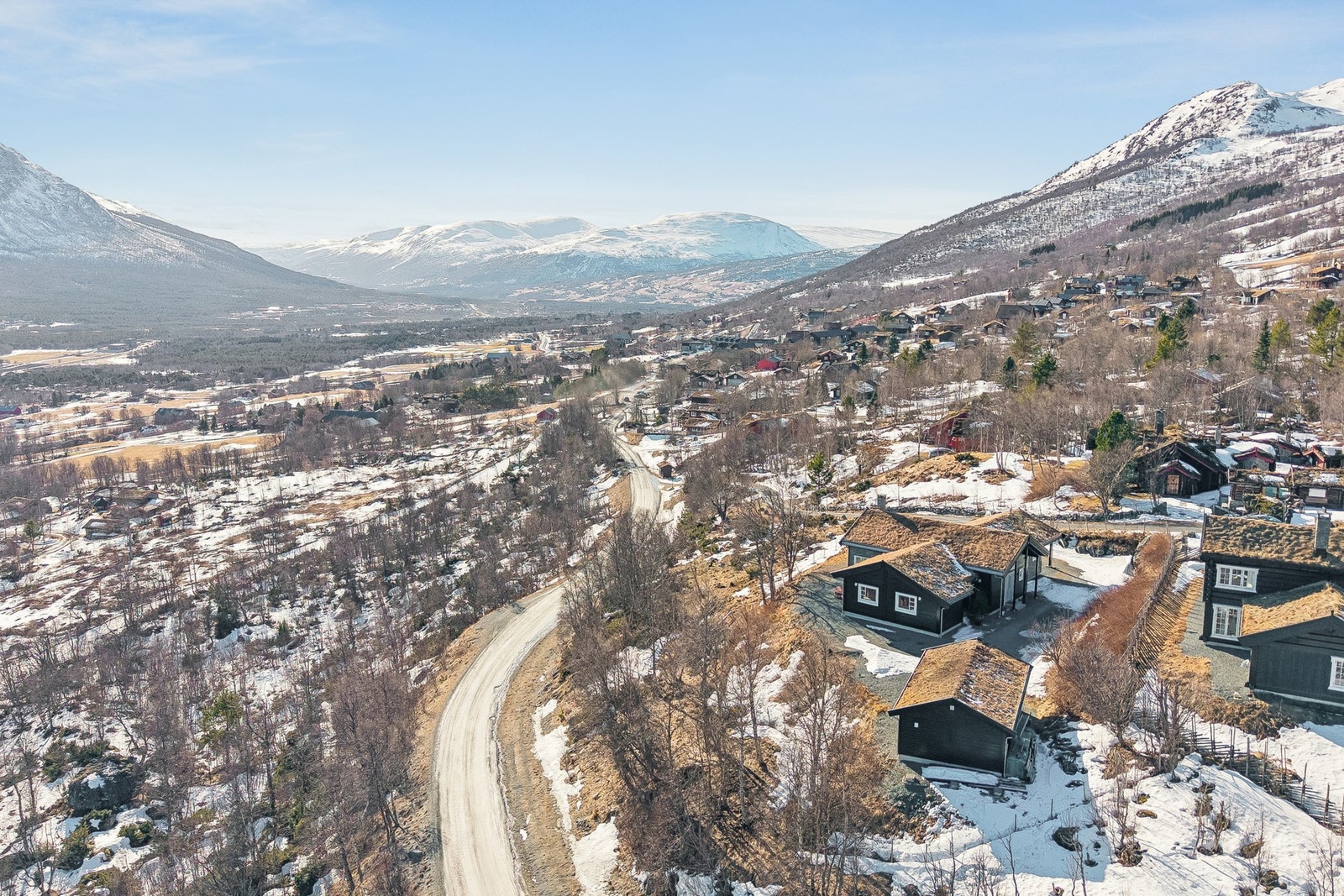 Ypperlig beliggenhet for den som vil nyte naturen, sommer som vinter. Her har du alpinbakken rett utenfor inngangsdøra med ski inn. Galleribilde