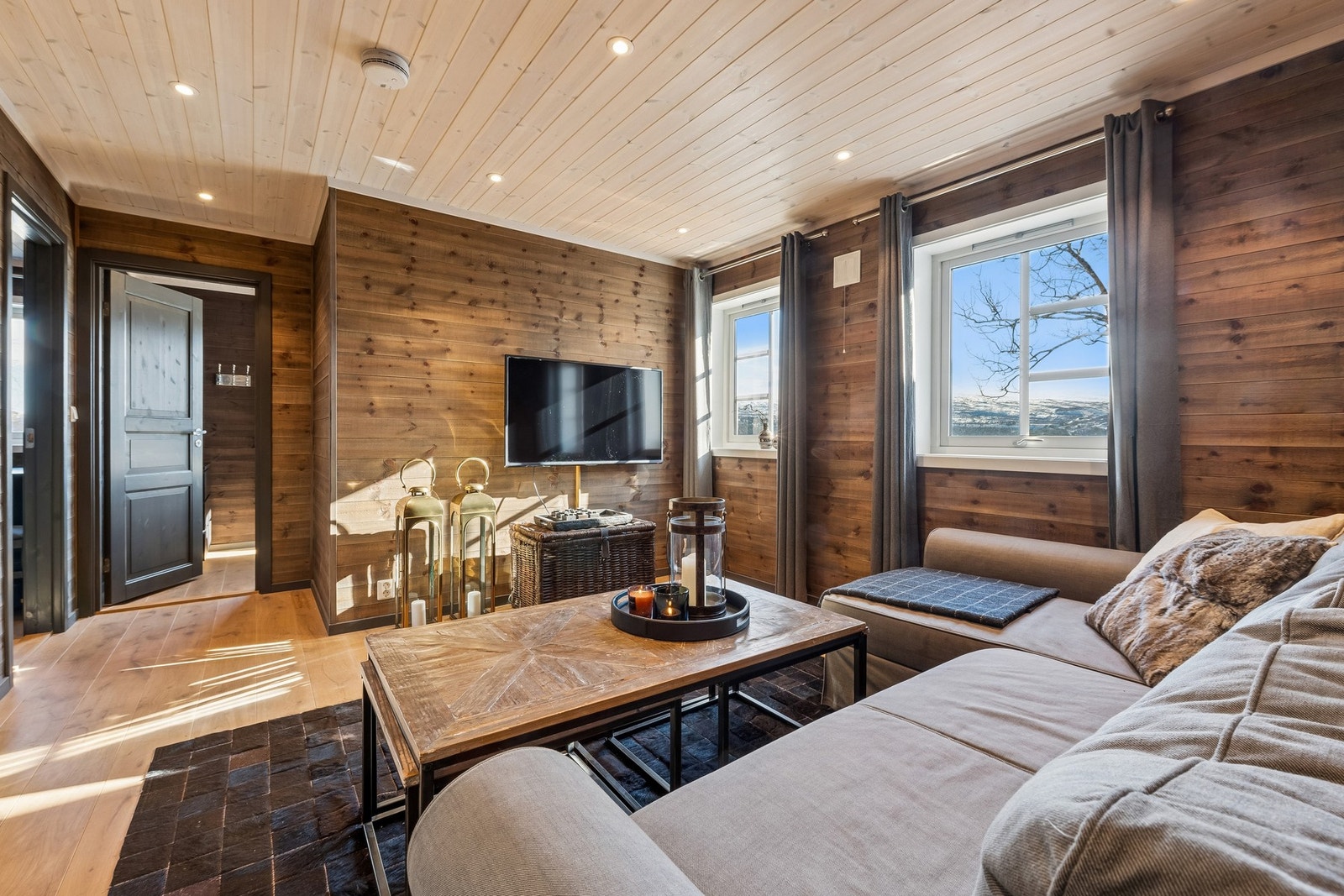 I norddelen av hytten finner man tre soverom, bad og ekstra stue. Galleribilde