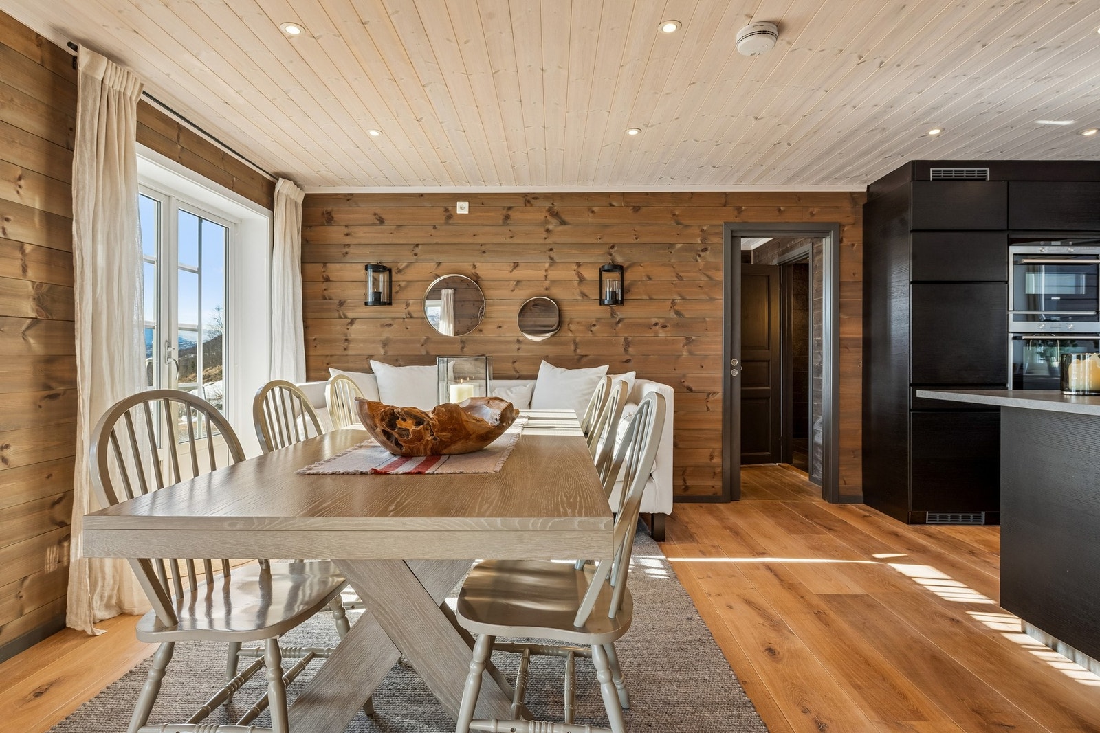 Spisestuen. Galleribilde