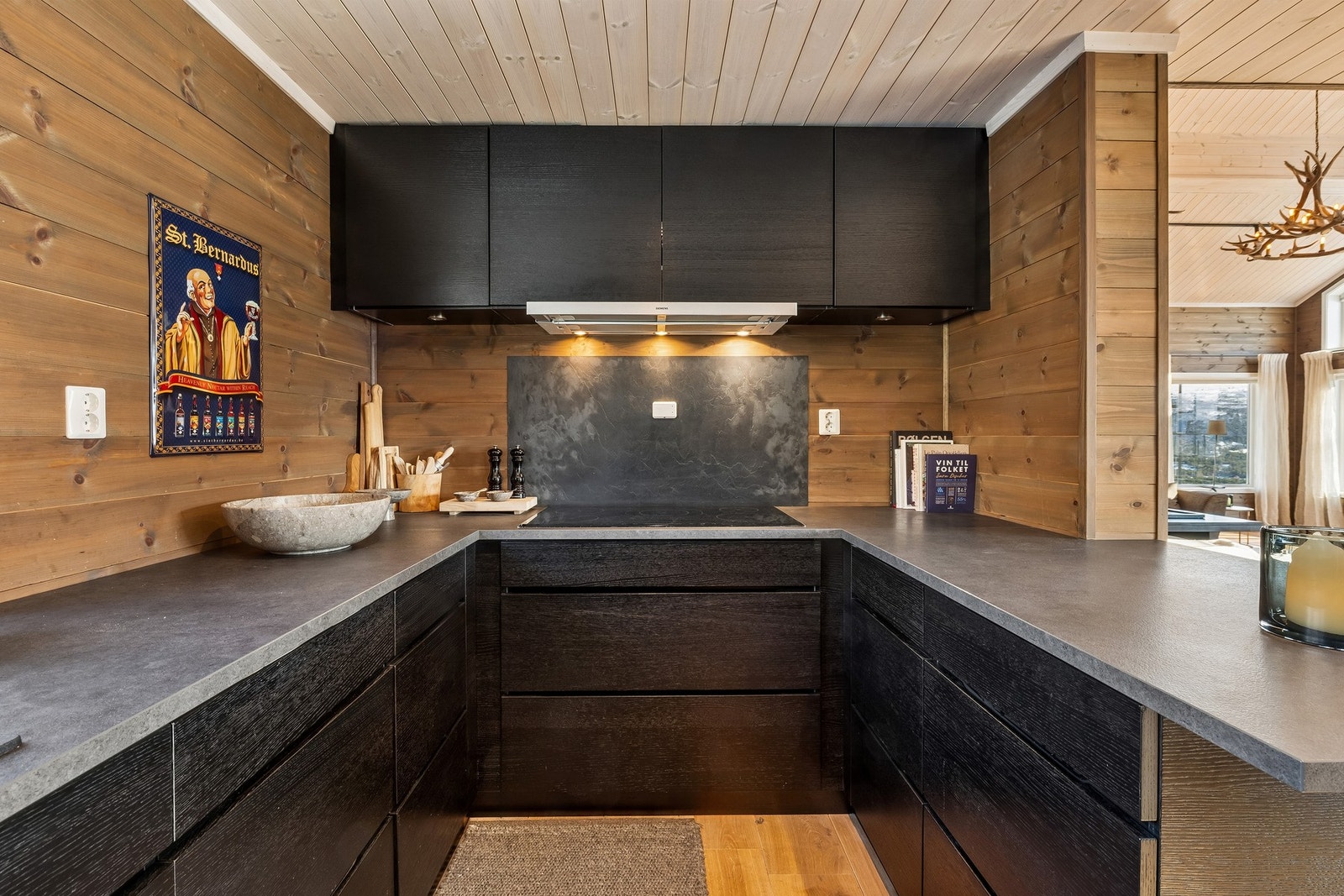 Kjøkkenet har masse benkeplass for den som er glad i å lage mat. Galleribilde