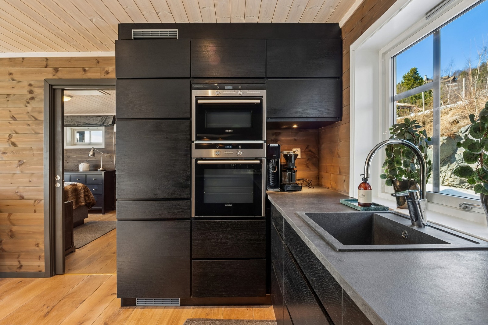 2 stk ovner er i ergonomisk arbeidshøyde. Galleribilde