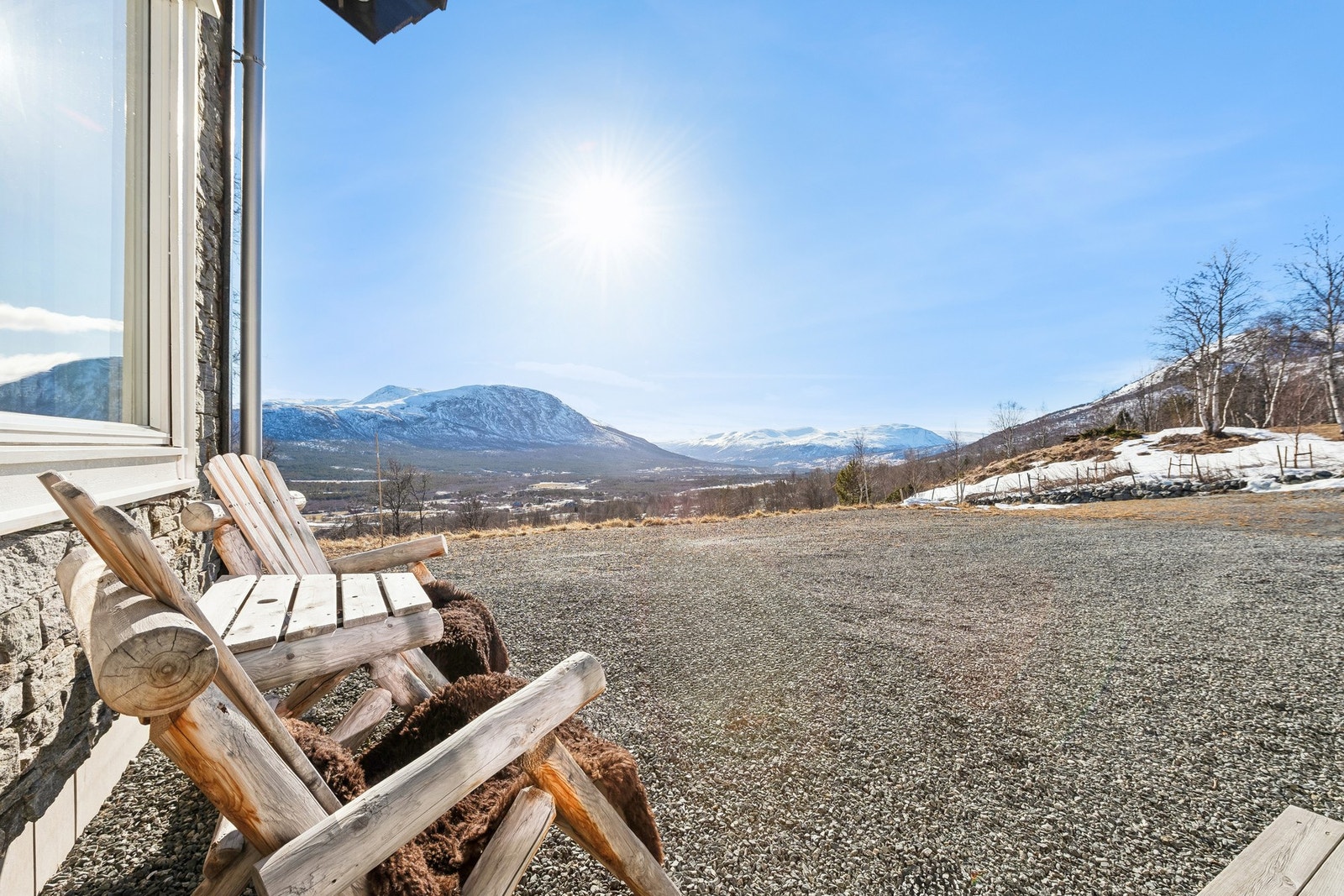 Solveggen utenfor stuen. Galleribilde