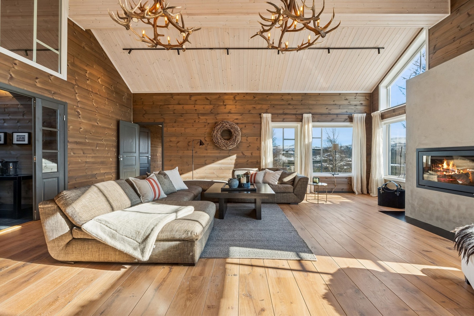 Alle gulv i hytten er heltre eikegulv og det er utstrakt bruk av skifer. Galleribilde