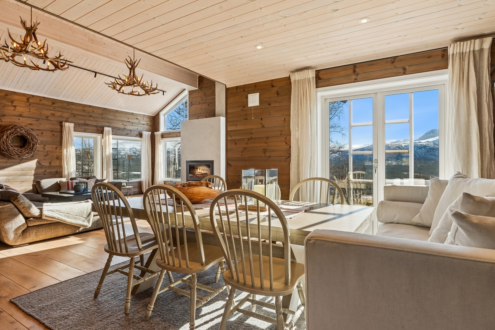 I tilknytning til stuen finner man også kjøkken og spisestue, Galleribilde