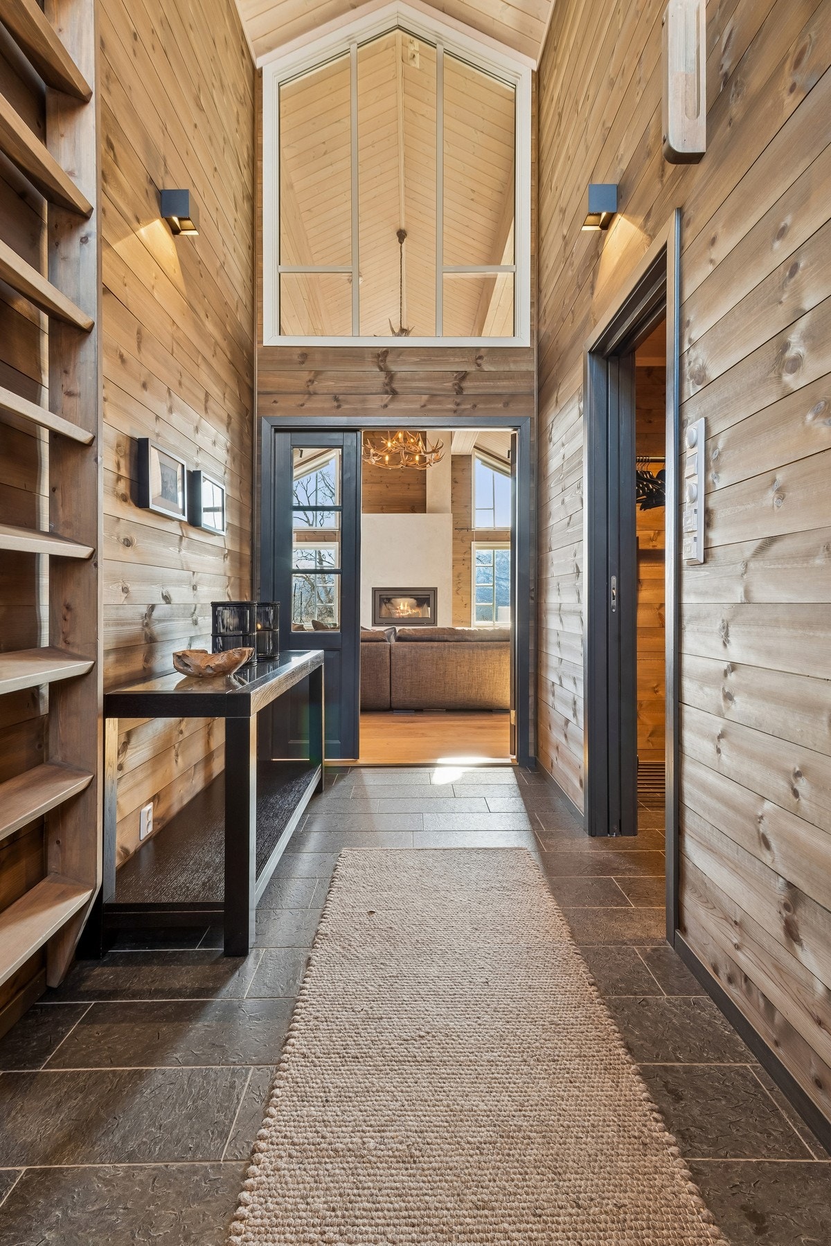 Et høyreist midtskip leder fra entréen til en luftig storstue av de sjeldne. Galleribilde