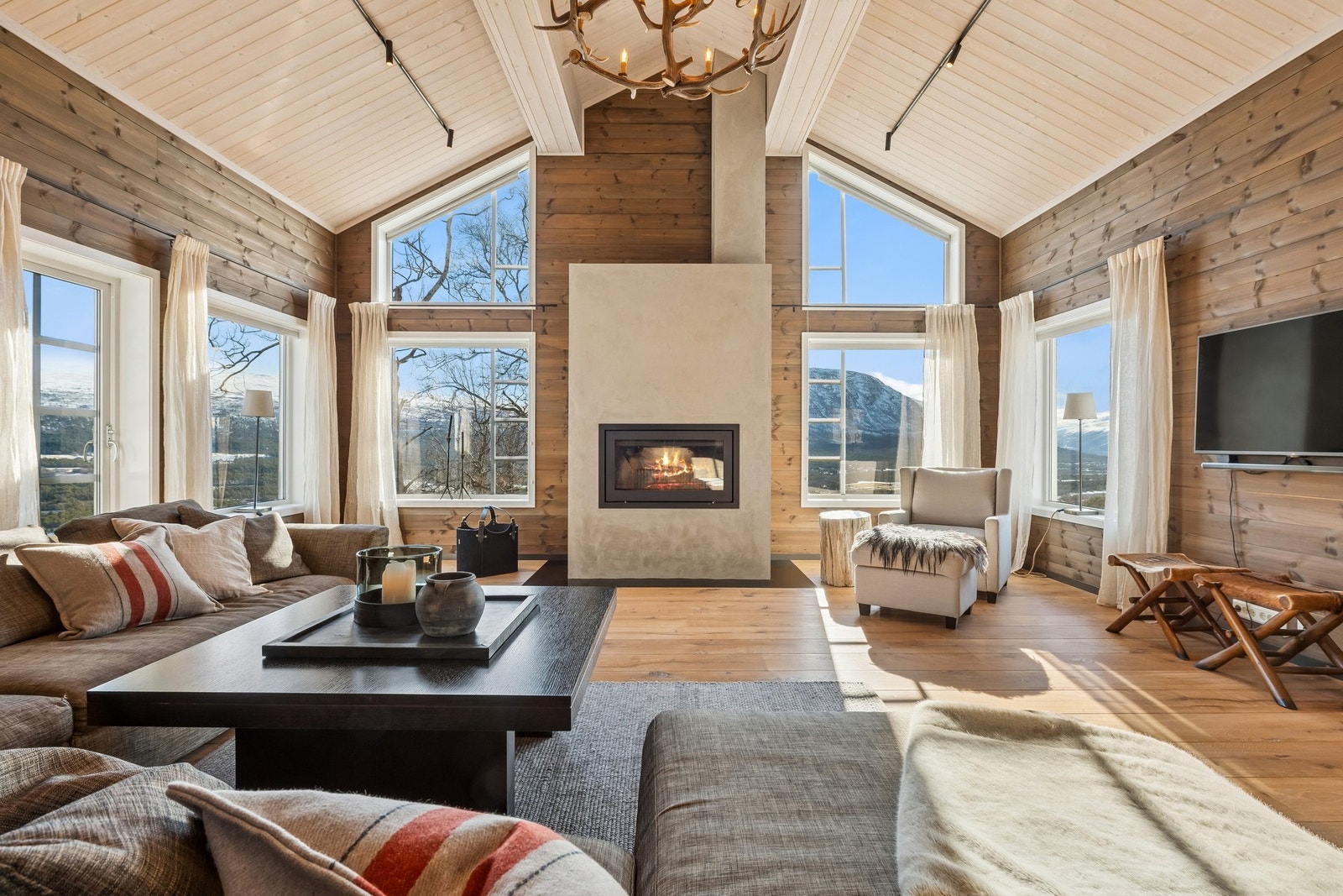 Luftig storstue av de sjeldne! Hele 61,8 kvm stue og kjøkken med høy himling. Galleribilde