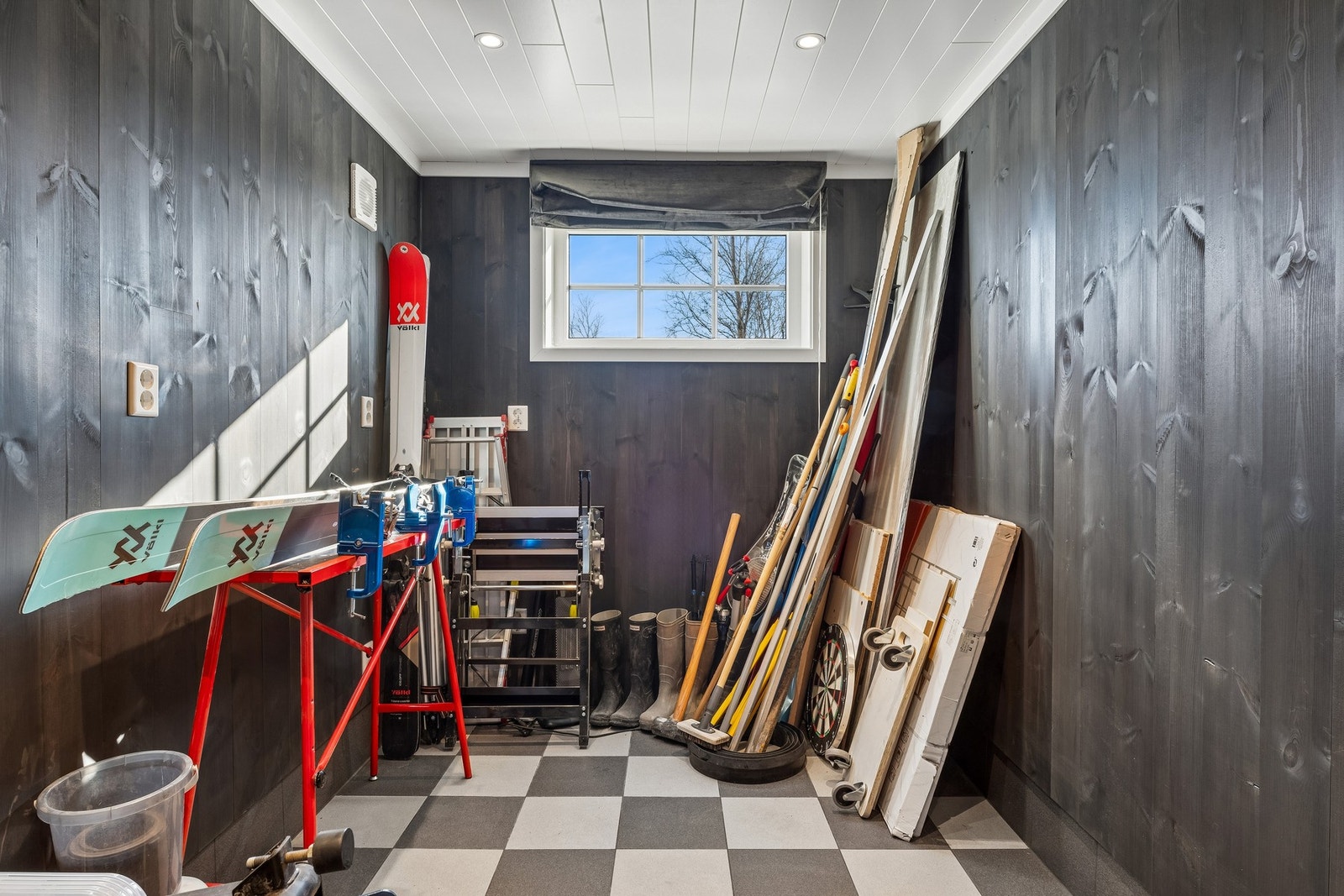 Garasjen og smøreboden er isolert og smøreboden har mekanisk installert vifte. Galleribilde