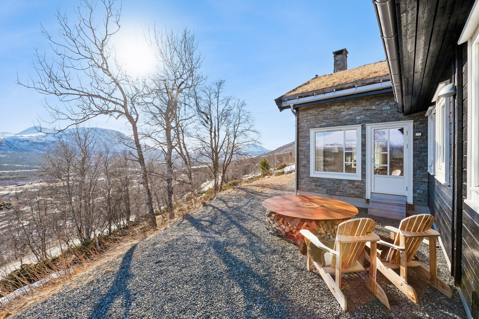 Solveggen utenfor stuen. Galleribilde