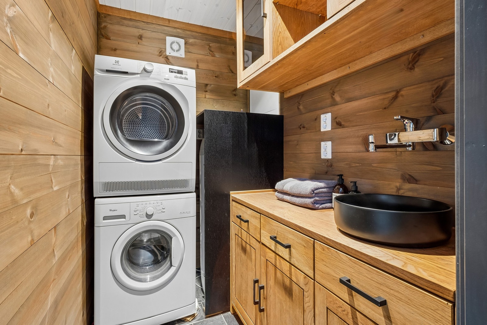 Gulv i entre og vaskerom og sportsbod er lagt med skifer. Fra hallen har man tilgang til vaskerom, sportsbod med plassbygd inventar i eik, og eget garderoberom. Galleribilde