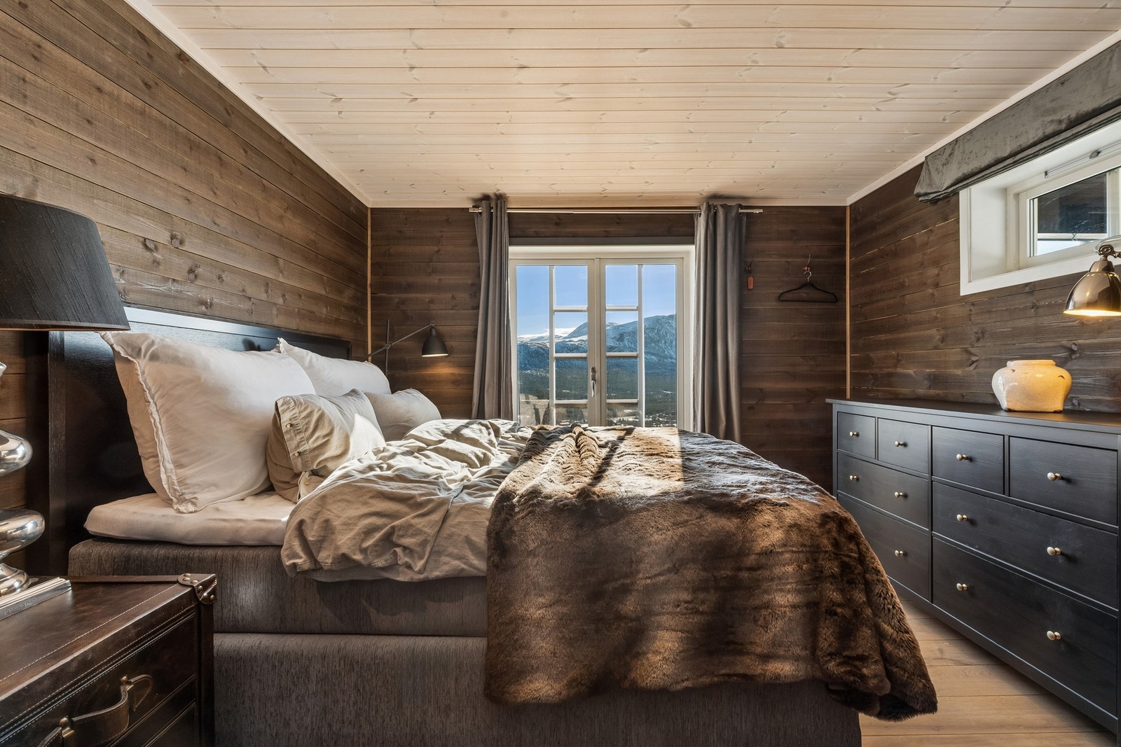 Hytten har 4 soverom, hvorav mastersoverommet har eget bad. Galleribilde