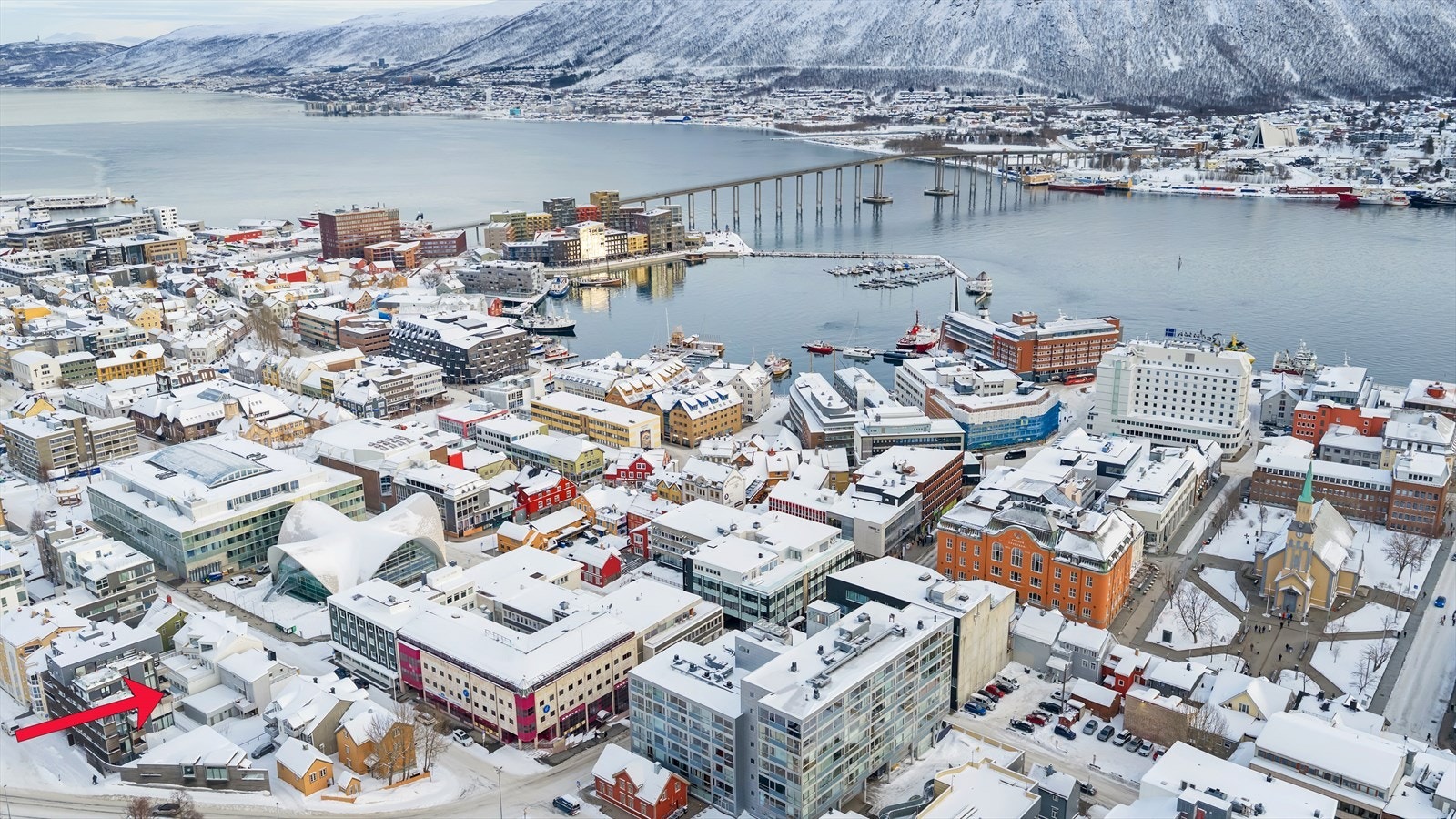 Busstopp finner du også like ved, med hyppige ruter til alle byens knutepunkter, eksempelvis UNN/UiT, Jekta/K1 og flyplassen. Galleribilde
