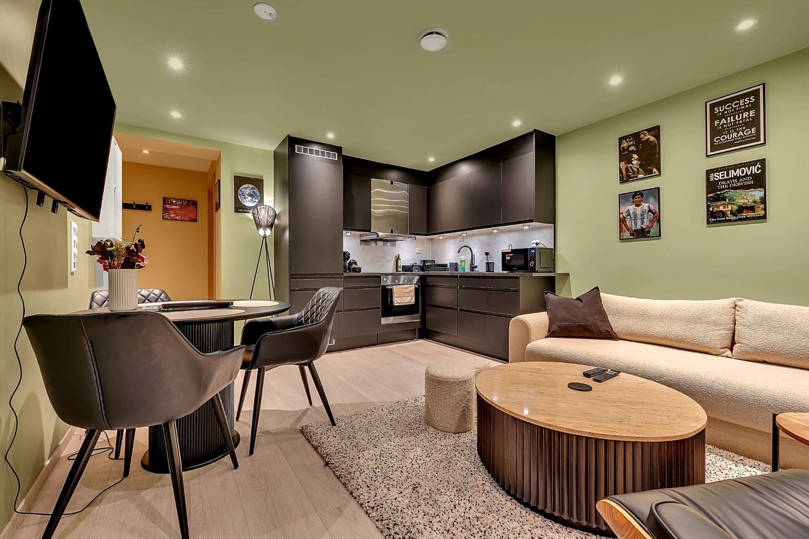 Stue og kjøkken i åpen løsning, som sikrer en sosial og trivelig atmosfære i leiligheten. Galleribilde