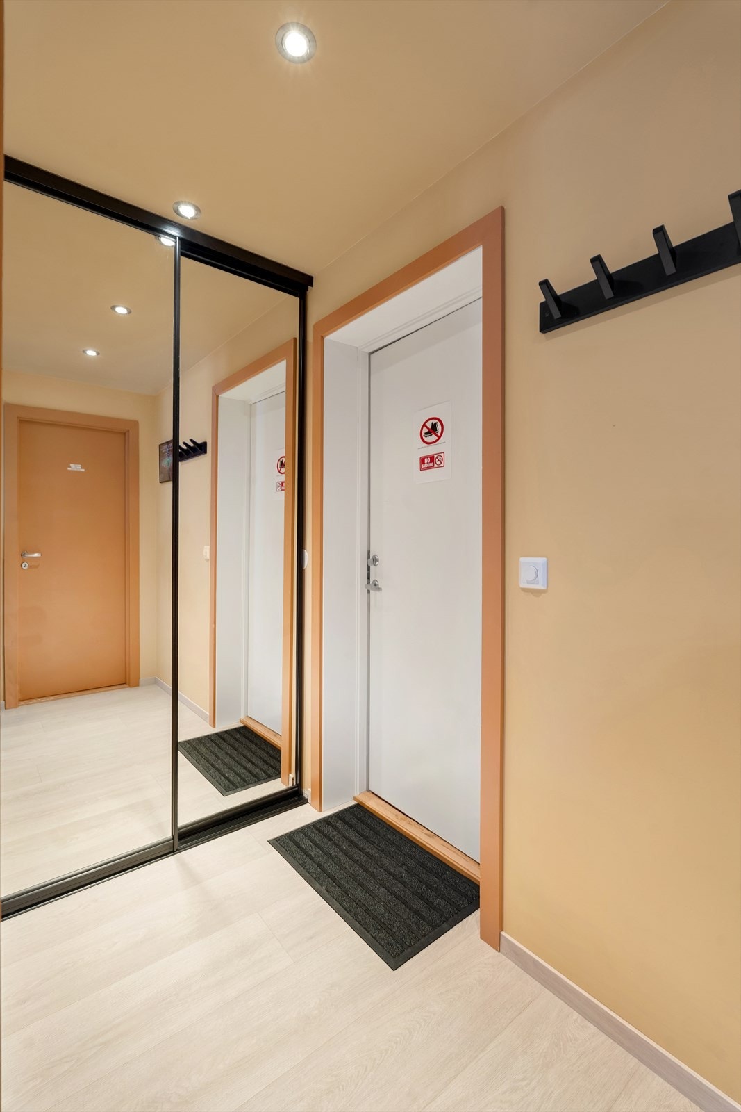 Velkommen inn! Innbydende entré med skyvedørsgarderobe. Galleribilde