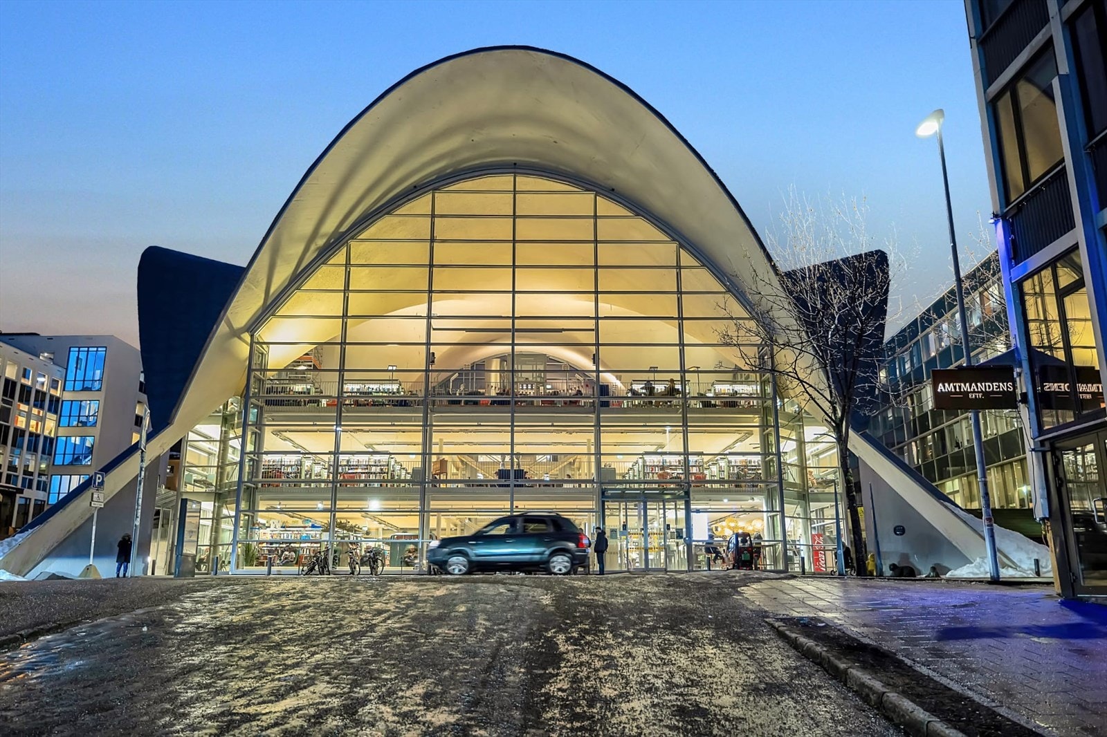 Alle sentrums fasiliteter ligger i umiddelbar nærhet, med alt fra bibliotek, kino, matbutikk, restauranter, barer og mye mer. Galleribilde