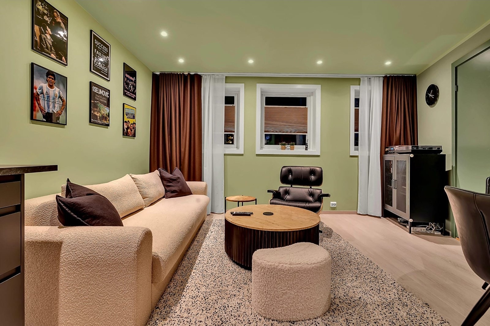 Stue med lekkert parkettgulv, glatte overflater i spennende fargevalg og downlights i himling. Galleribilde